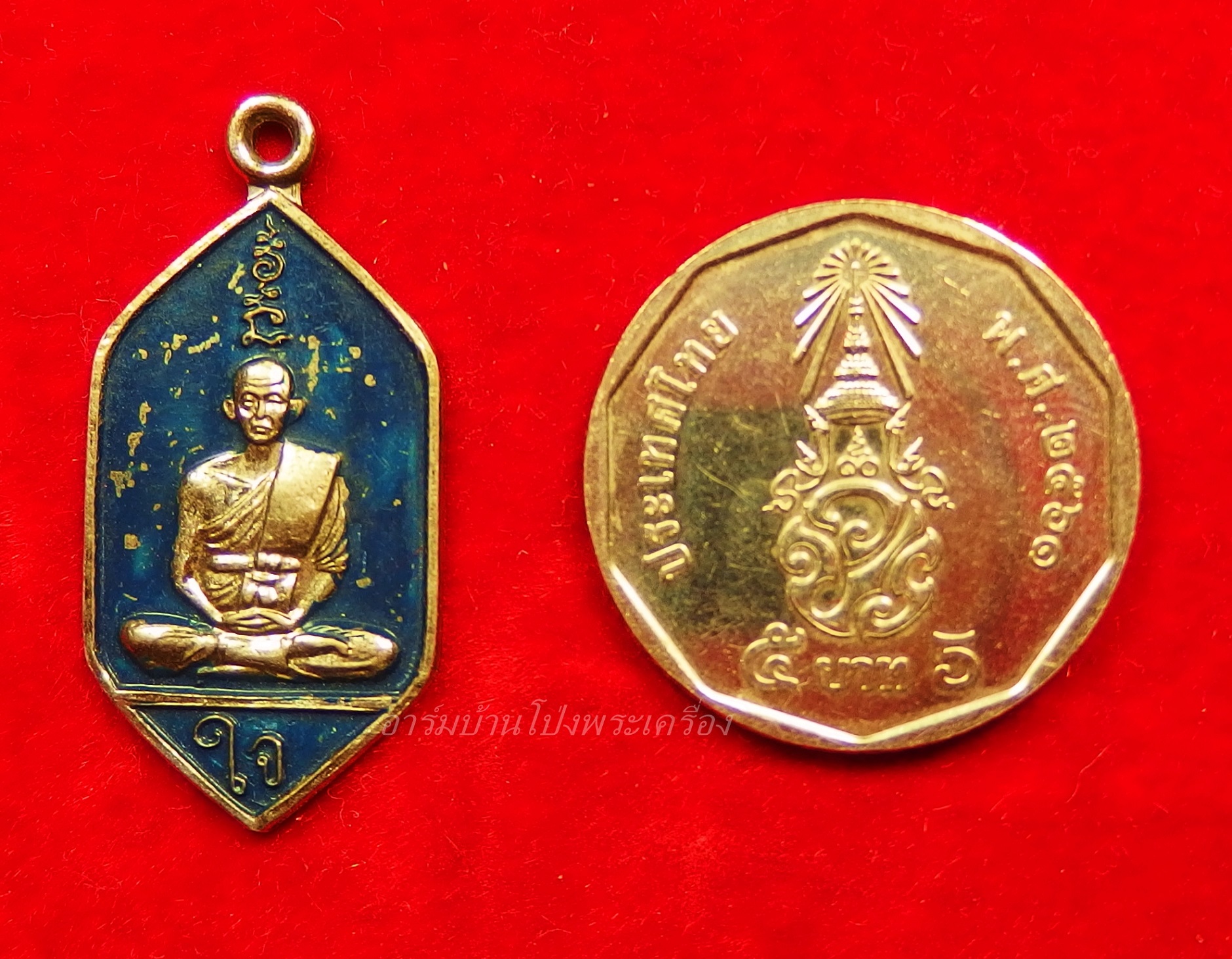 หลวงพ่อใจ วัดบ้านโป่ง รุ่นแรก เหรียญหกเหลี่ยม นั่งเต็มองค์ สีน้ำเงิน(องค์ที่2)