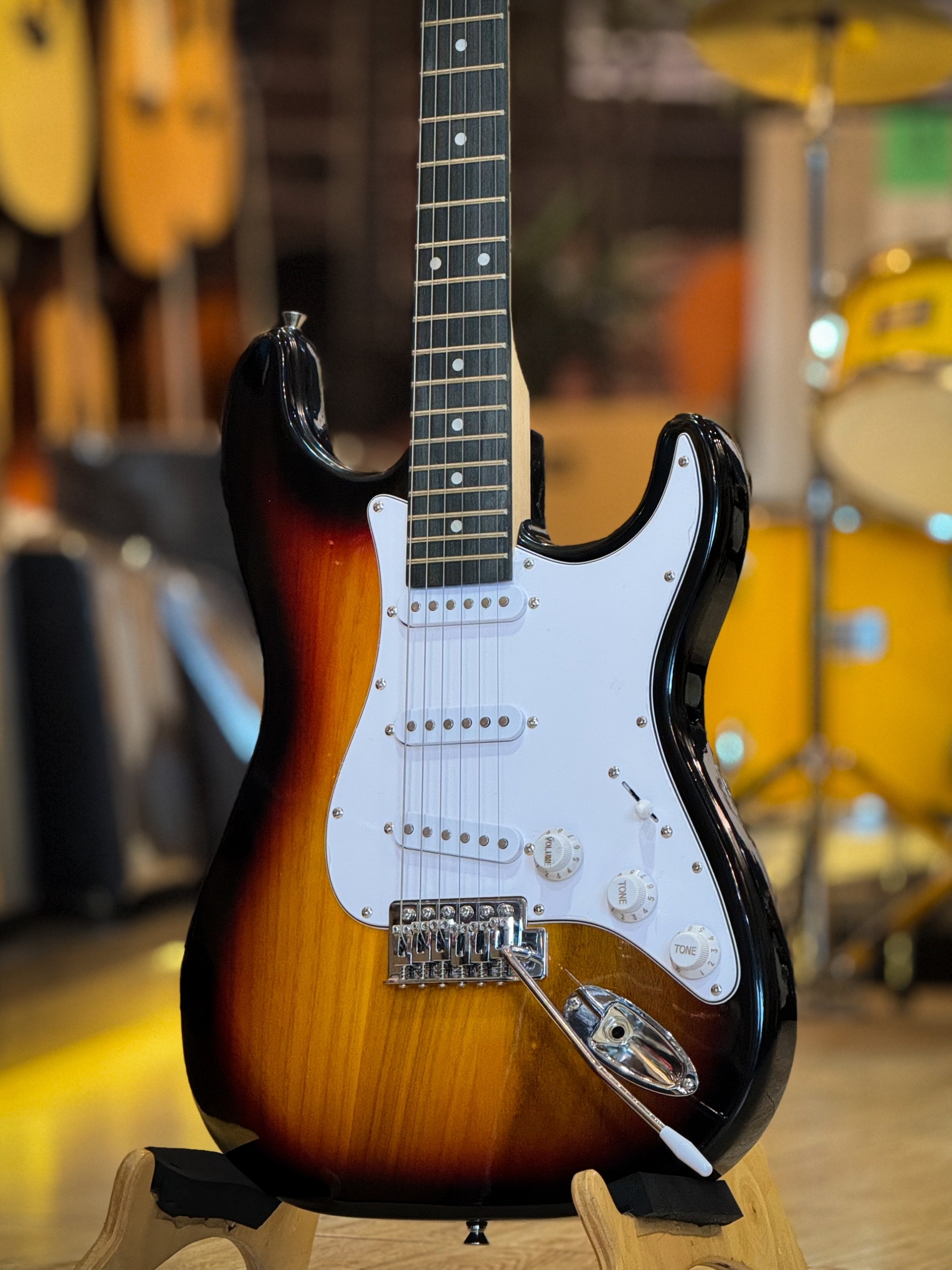 Siam Music กีต้าร์ไฟฟ้า ST-001 ปิ๊กอัพ SSS สีซันเบิร์ด ฟรี ปิ๊ก 2 อัน สายแจ็ค คันโยก ประแจ ใบคอร์ด