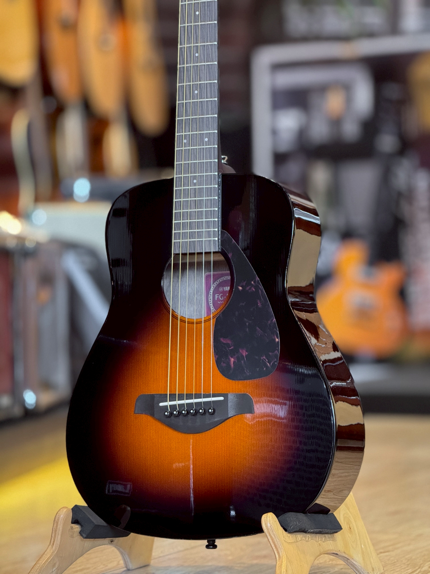 กีตาร์โปร่ง YAMAHA JR2S TOP Solid Spruce Acoustic Guitar สี N/SB พร้อมกระเป๋ากีตาร์ในกล่อง