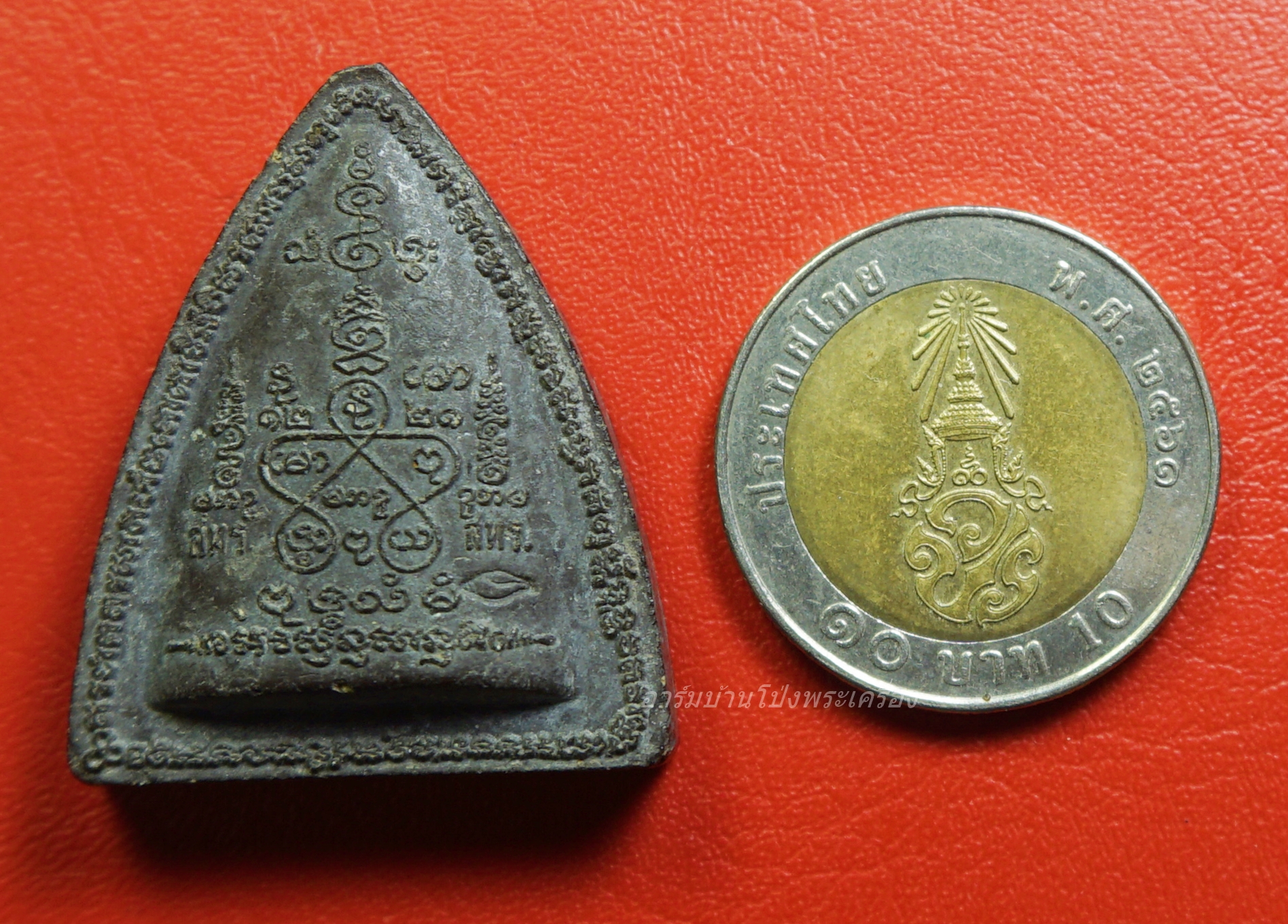 ผานไถ เนื้อผงสีดำ รุ่นรวยพระพุทธคุณ เมตตาบารมี หลวงพ่อทองกลึง วัดเจดีย์หอย จ.ปทุมธานี และหลวงพ่อชื่น วัดในปราบ ปี๒๕๕๑ กดโค๊ดหอยสังข์(องค์ที่1)