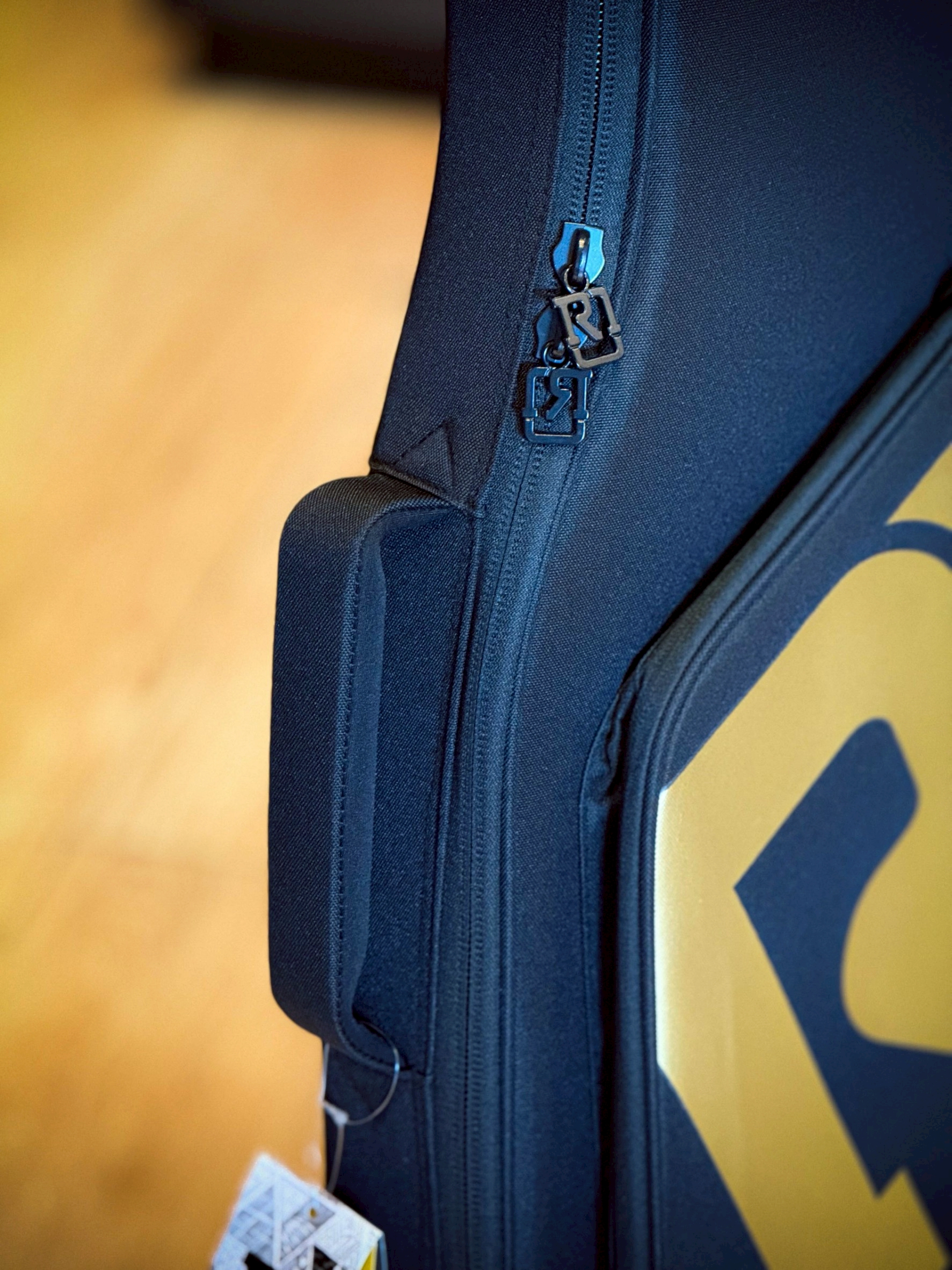 Real Mission สีดำ-ทอง ซอฟเคสกีตาร์ไฟฟ้า Soft Case กระเป๋ากีตาร์ไฟฟ้า ป้องกันการกระแทกได้ดี วัสดุกันน้ำ งานหนามาก