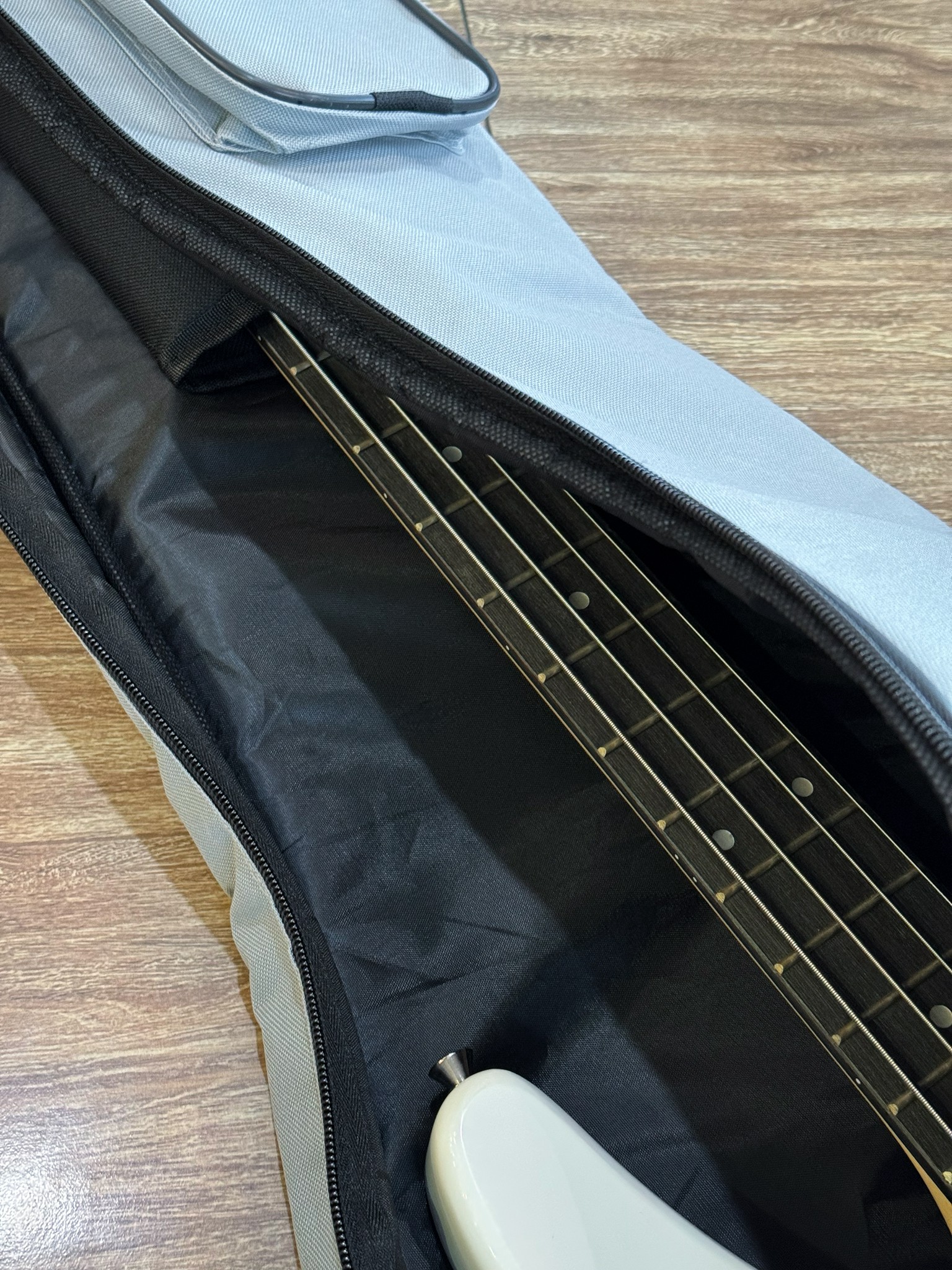 Fender กระเป๋าเบสไฟฟ้า บุฟองน้ำหนา 5 มิล ซอฟเคสเบสไฟฟ้า พร้อมสายคล้องคอ หูหิ้ว สายสะพายไหล่ปรับได้ สำหรับเบสทุกรูปทรง ขนาดมาตรฐาน 4-5 สาย