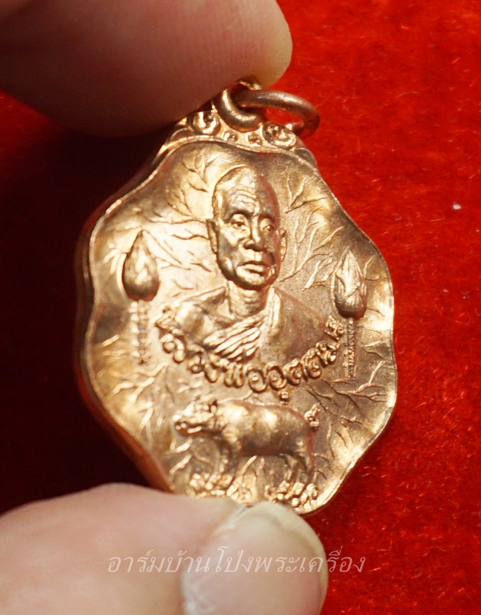 หลวงพ่ออุตตมะ ออกวัดบ้านโป่ง สร้างศาลาการเปรียญ หลังยันต์หมู เนื้อทองผิวไฟ(องค์ที่3)