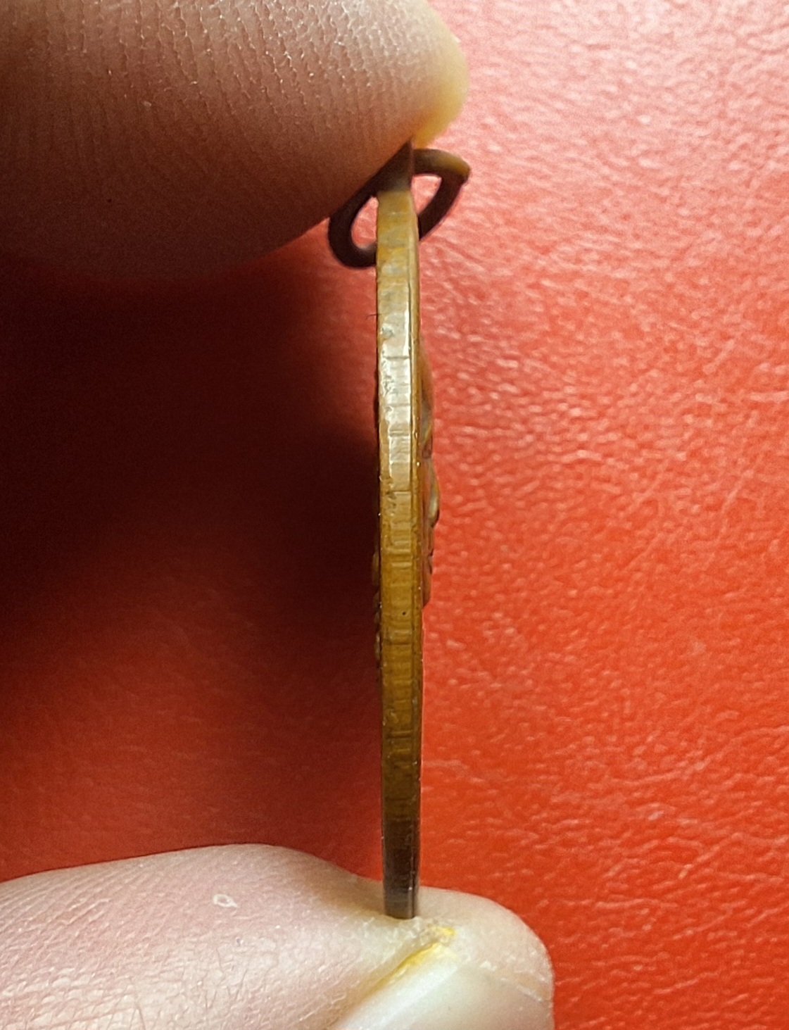 พระครูวิมลกิตติ(หลวงพ่อฮวด) วัดพเนินพลู รุ่นแรก ออกวัดอัมราวัน ปี๒๕๐๑ เนื้อกะไหล่ทอง(องค์ที่9)