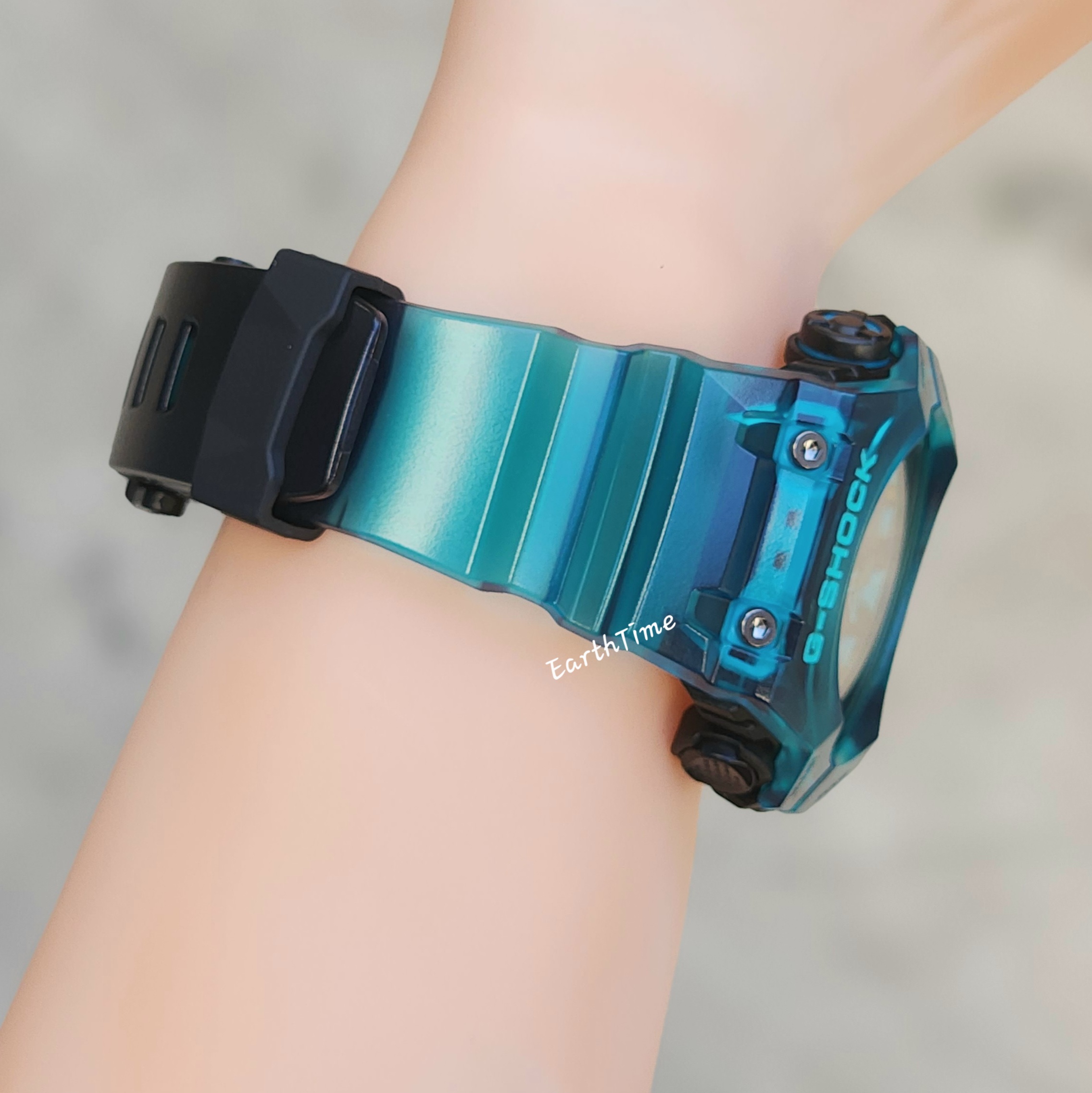 GA-B001G-2A l Carbon Core Guard and Bluetooth l GA-B001 Series l G-SHOCK