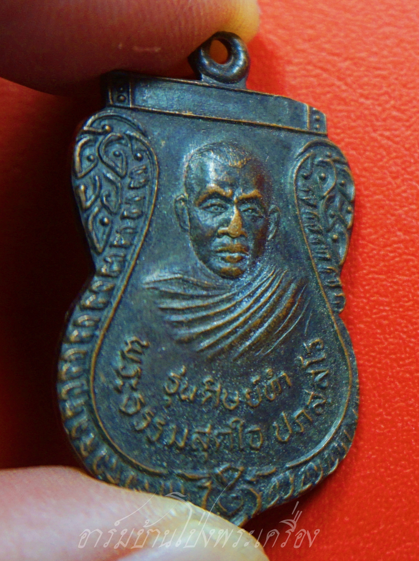 พระธรรมสุดใจ ปภัสสโร วัดหนองประทุน จ.ราชบุรี รุ่นศิษย์ทำ เหรียญเสมา เนื้อกะไหล่ทองรมดำ(องค์ที่1)