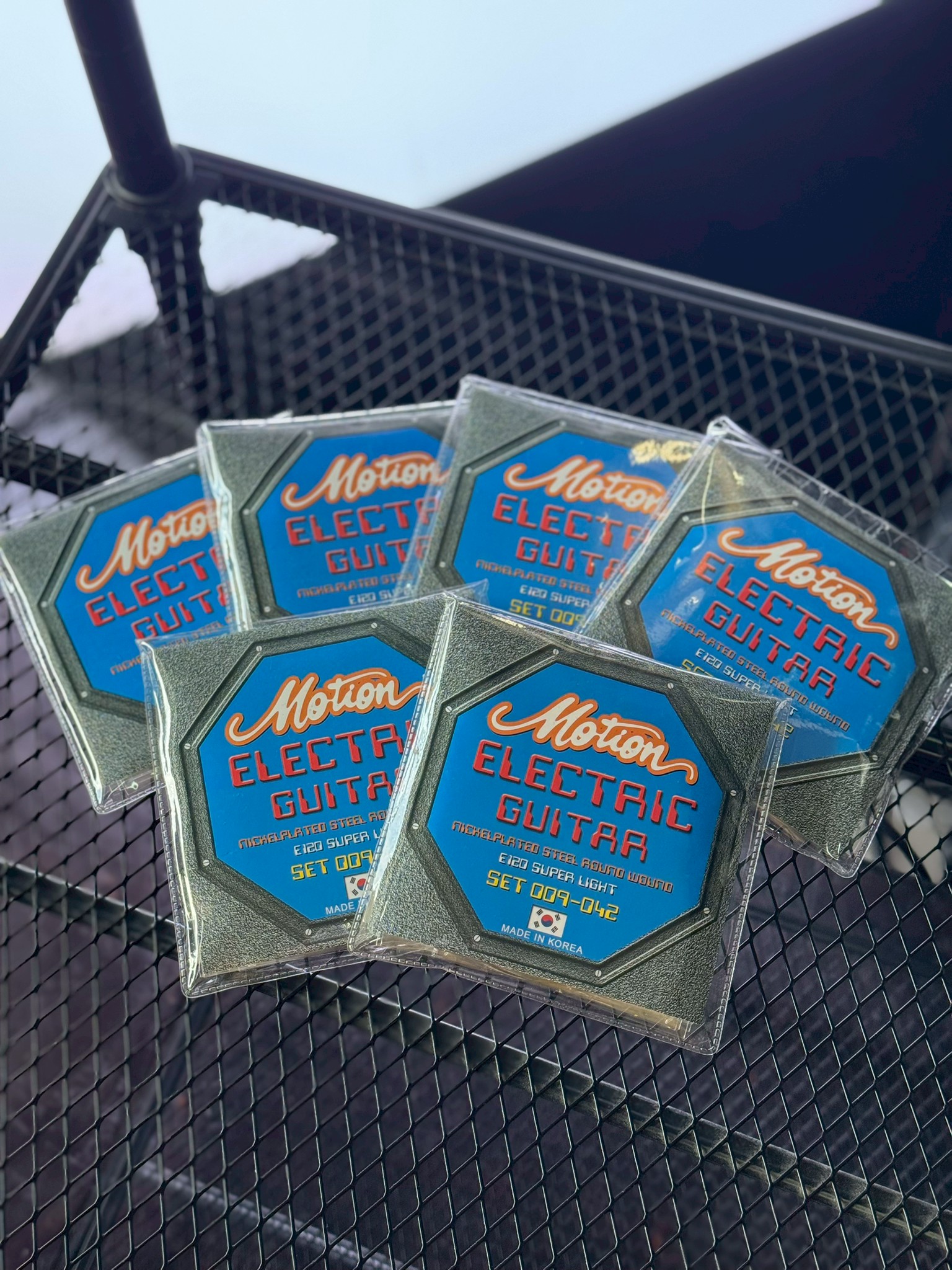 Motion สายกีตาร์ไฟฟ้า ครบชุด 6 เส้น รุ่น E120 เบอร์ 9 / E110 เบอร์ 10 - ของแท้จากเกาหลี
