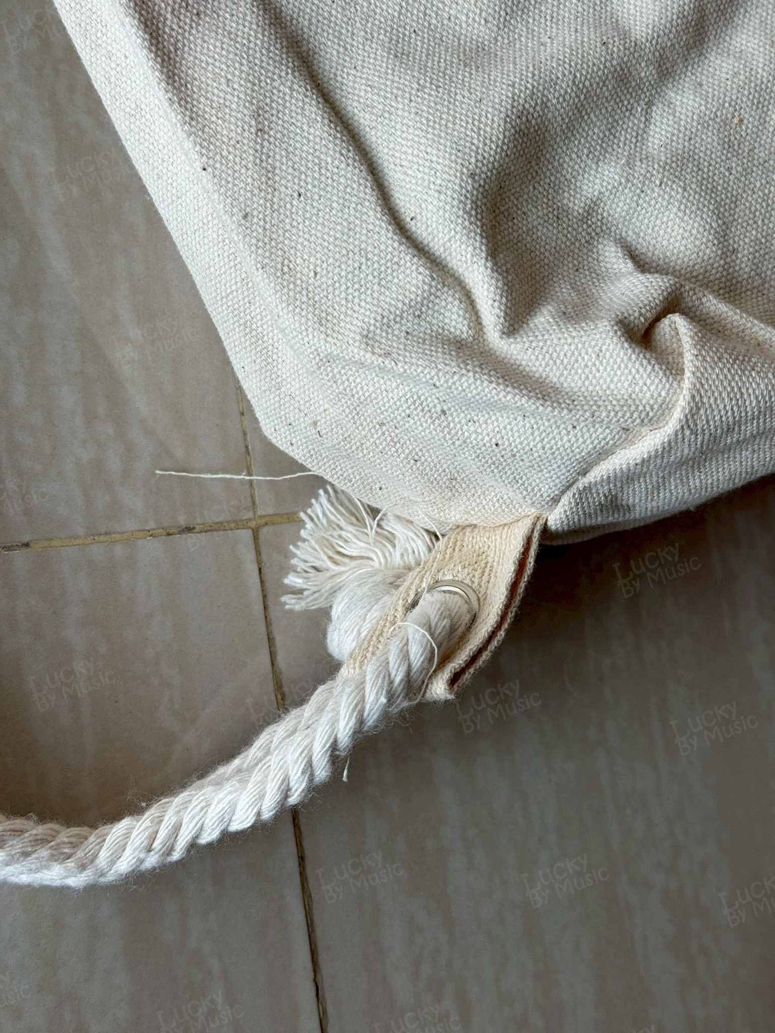 กระเป๋าผ้าใส่เมโลเดี้ยน ผ้าดิบหนา มีสายสะพายสองเส้น รูดเชือกปิดกระเป๋าได้