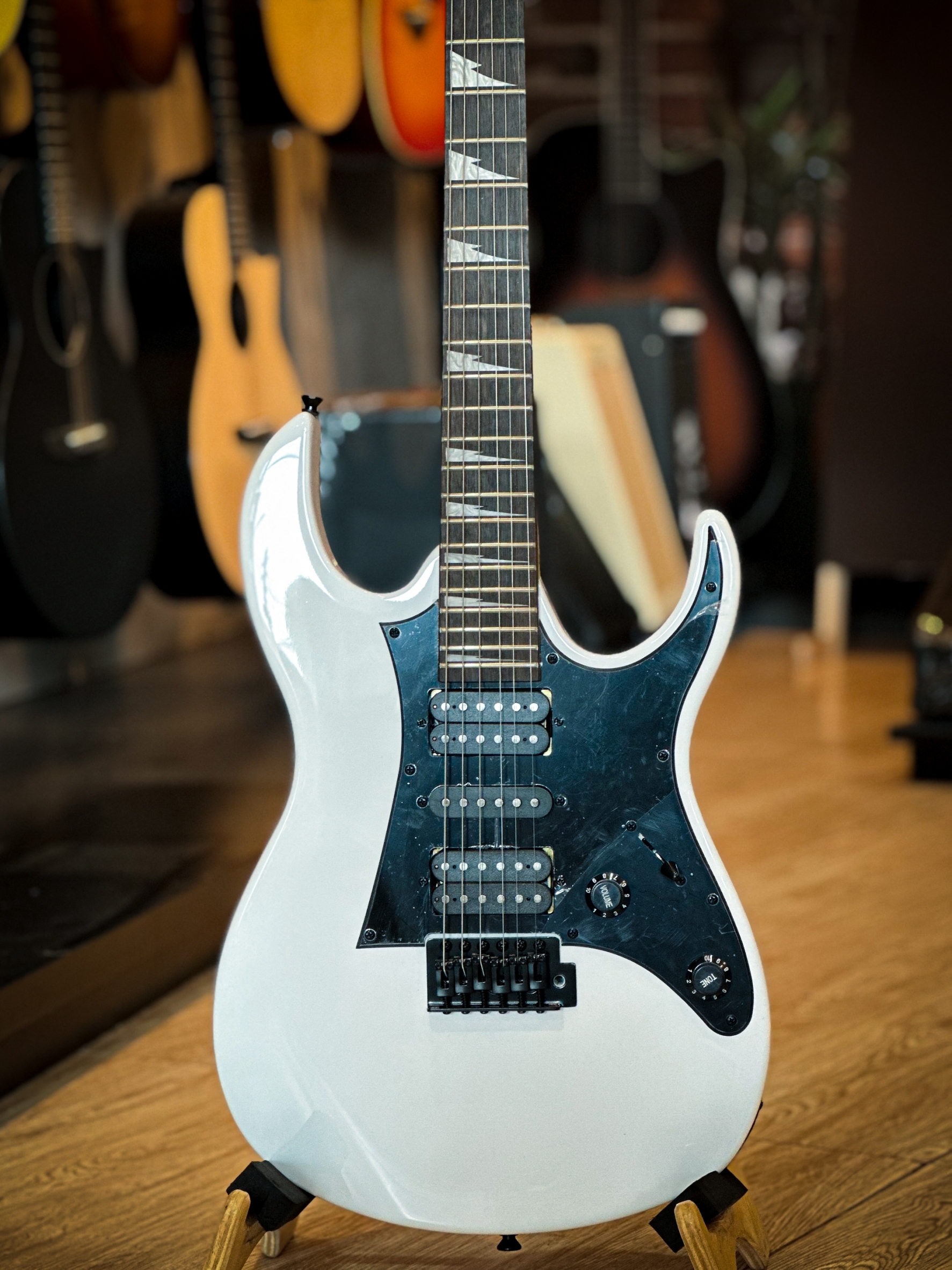 กีต้าร์ไฟฟ้า Gusta รุ่น GIB-01 ปิ๊กอัพ HSS จำนวน 24 เฟรต ฟรี ปิ๊ก2อัน ประแจ สายแจ็ค ใบคอร์ด