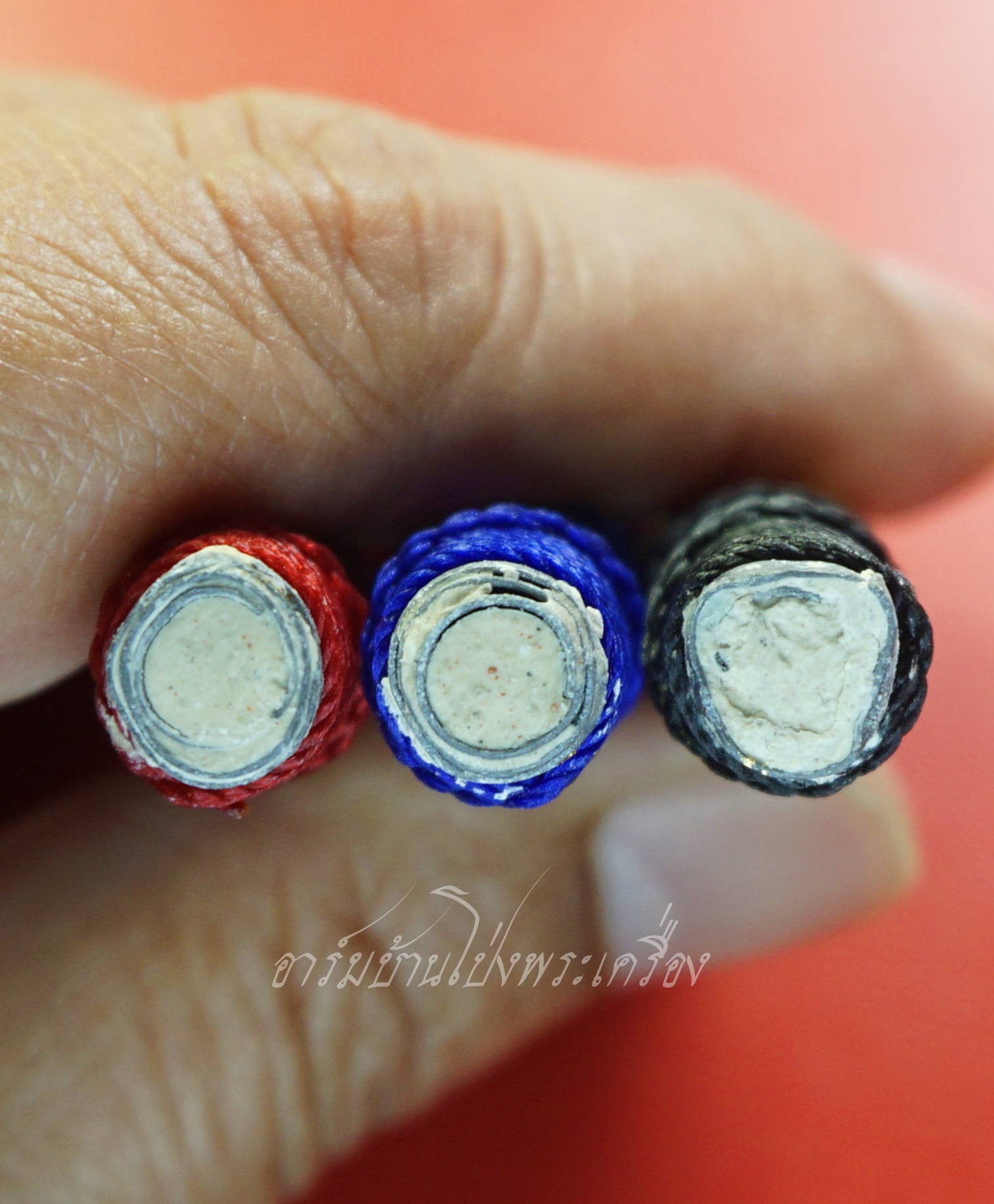 หลวงปู่แผ้ว ปวโร วัดกำแพงแสน ตะกรุดโทน ปี๒๕๕๐ ถักเชือกสีแดง, น้ำเงิน, ดำ ตอกโค๊ต"ผ" เมตตา มหานิยม แคล้วคลาด ปลอดภัย(ชุดที่2)