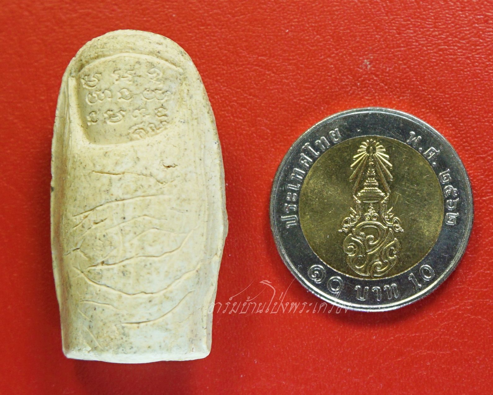 หลวงพ่อคูณ วัดบ้านไร่ นิ้วโป้งจำลอง ลงอักขระยันต์ ปี๒๕๓๖ เนื้อผง(องค์ที่7)