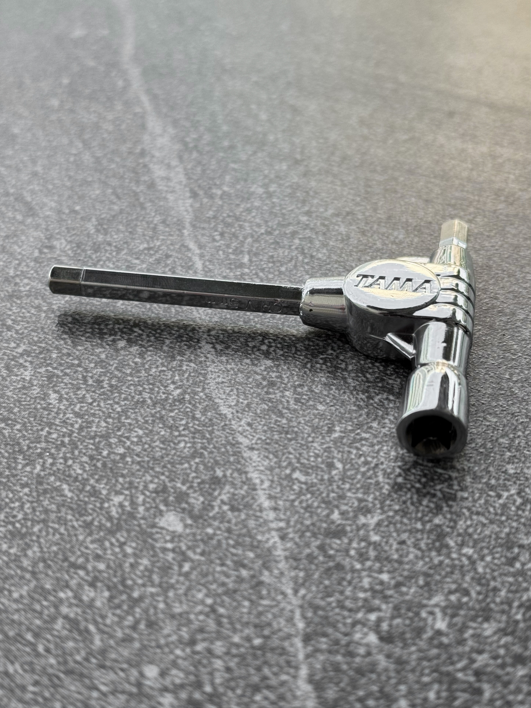 ประแจกลอง TAMA ประแจรูปตัว T ใช้เป็นประแจขันกลอง และมีด้าน 6 เหลี่ยม ขนาด 5 มม / มีเก็บปลายทาง