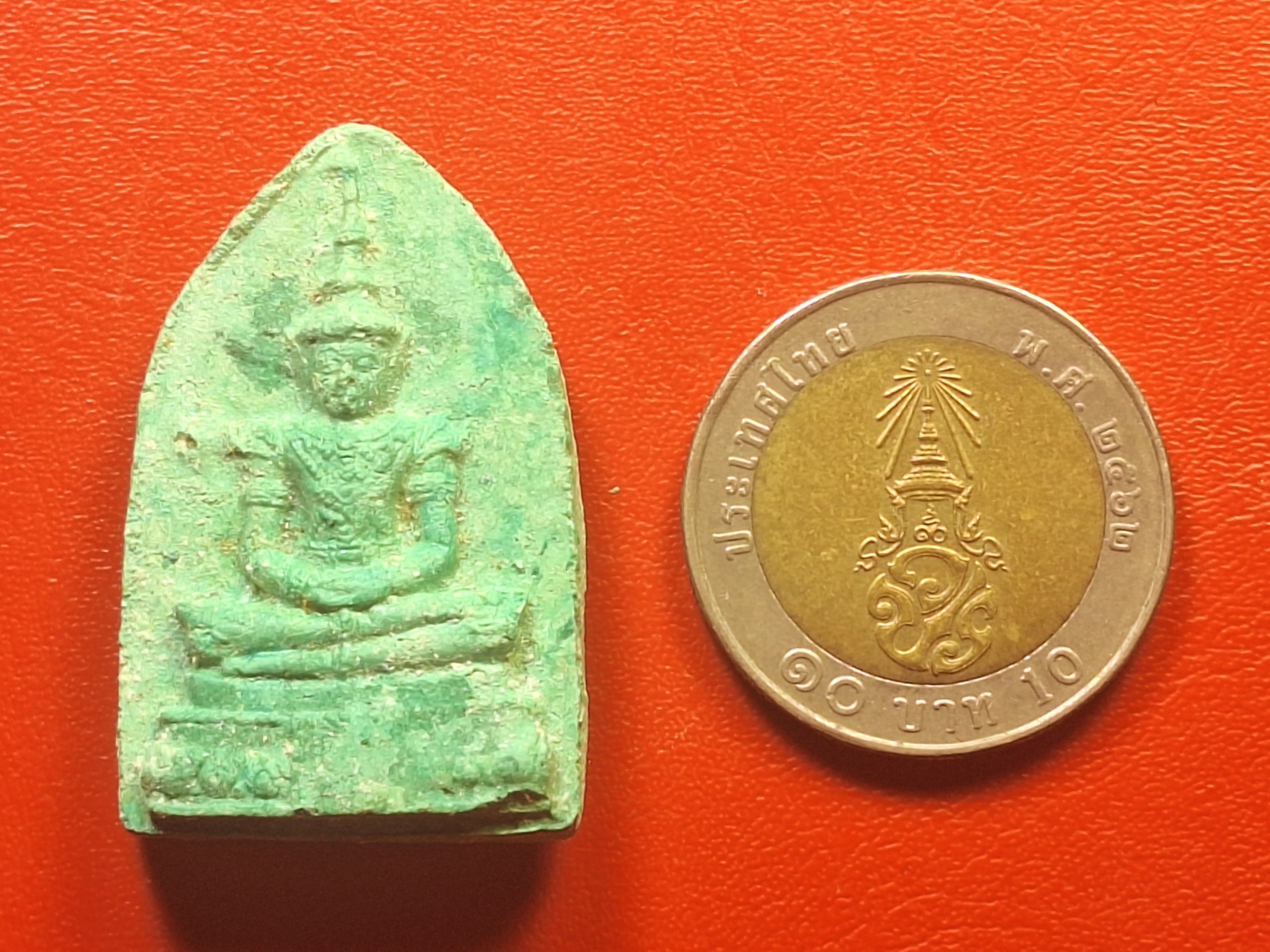 พระแก้วมรกต วัดบ้านโป่ง ปี๒๕๐๙ พิมพ์ใหญ่ เนื้อเขียว ด้านหลังในหลวงพระราชินี(องค์ที่2)