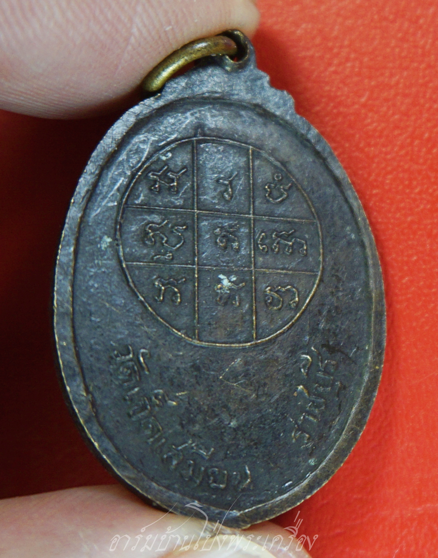 หลวงพ่อหุ่น วัดเจ็ดเสมียน รุ่นสอง เนื้อฝาบาตรรมดำ(องค์ที่1)