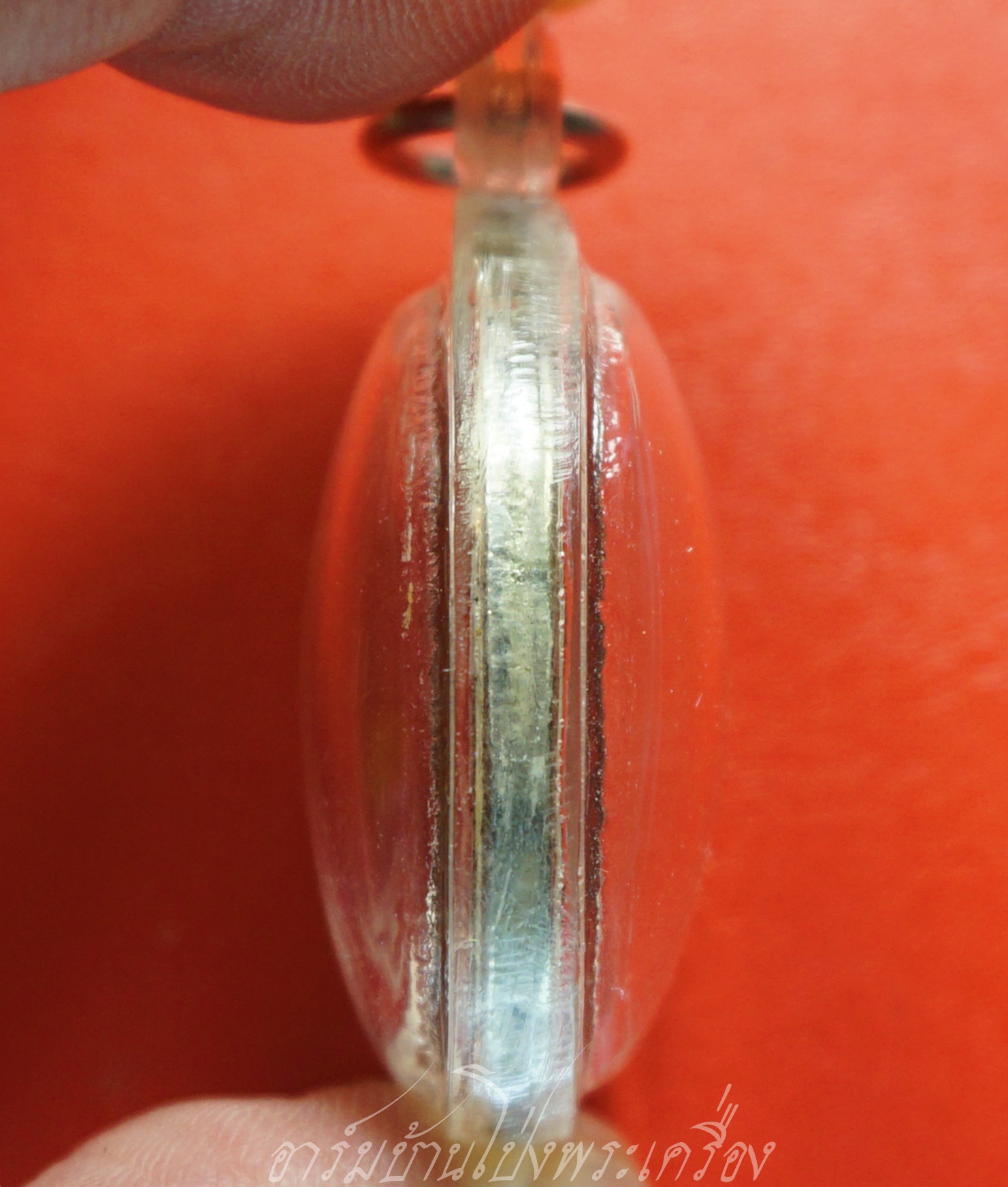 หลวงพ่อคูณ วัดบ้านไร่ รุ่นเพื่อชีวิต ปี๒๕๓๙ เนื้อกะไหล่ทองลงยาสีเขียว จัดสร้างโดยวงคาราบาว ด้านหลังตอกโค๊ต"จ"(องค์ที่3)