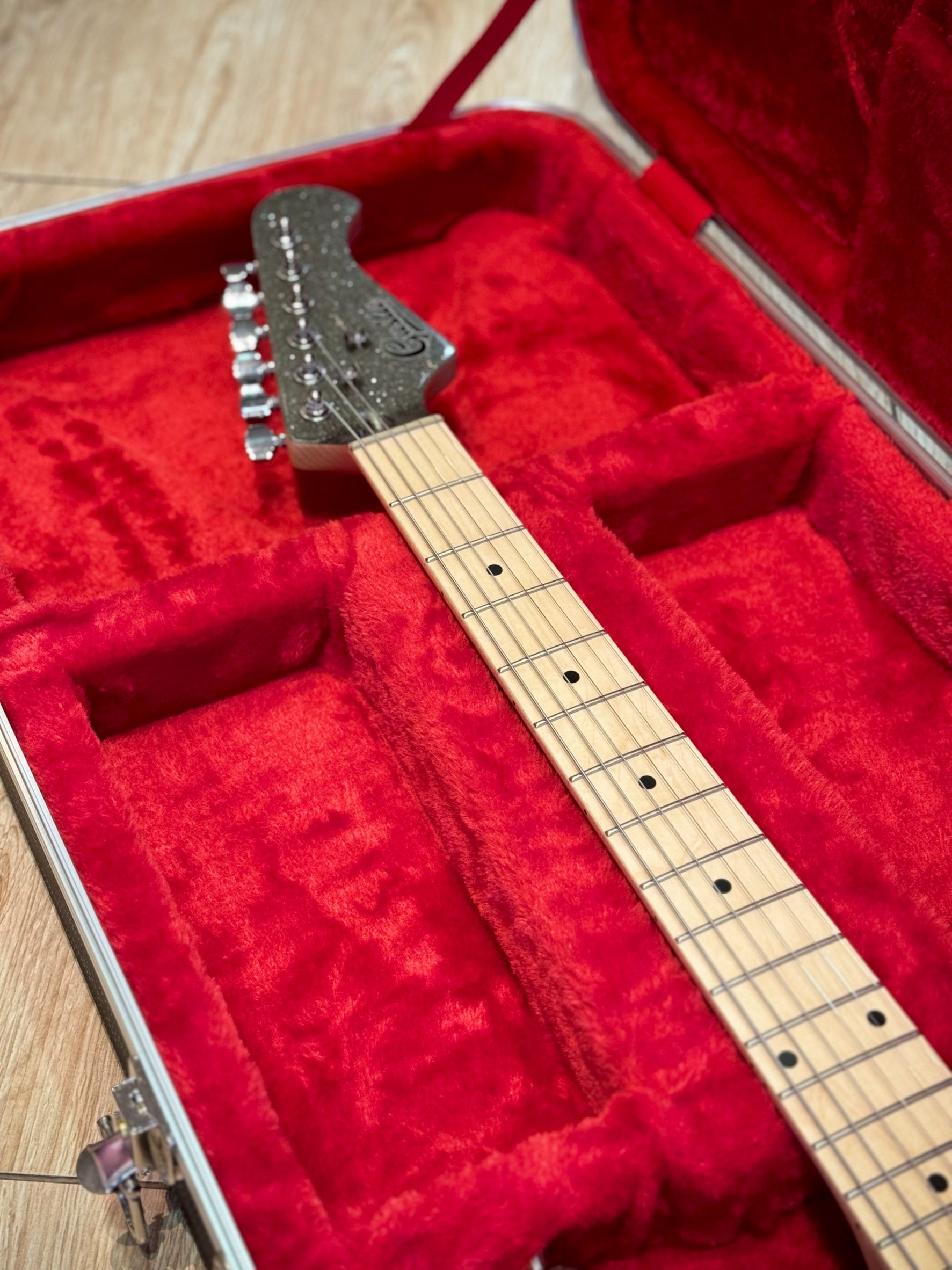 ฮาร์ดเคสกีต้าร์ไฟฟ้า Siam music EC-501 แข็งแรง ทนทาน ด้านในบุกำมะหยี่สีแดง