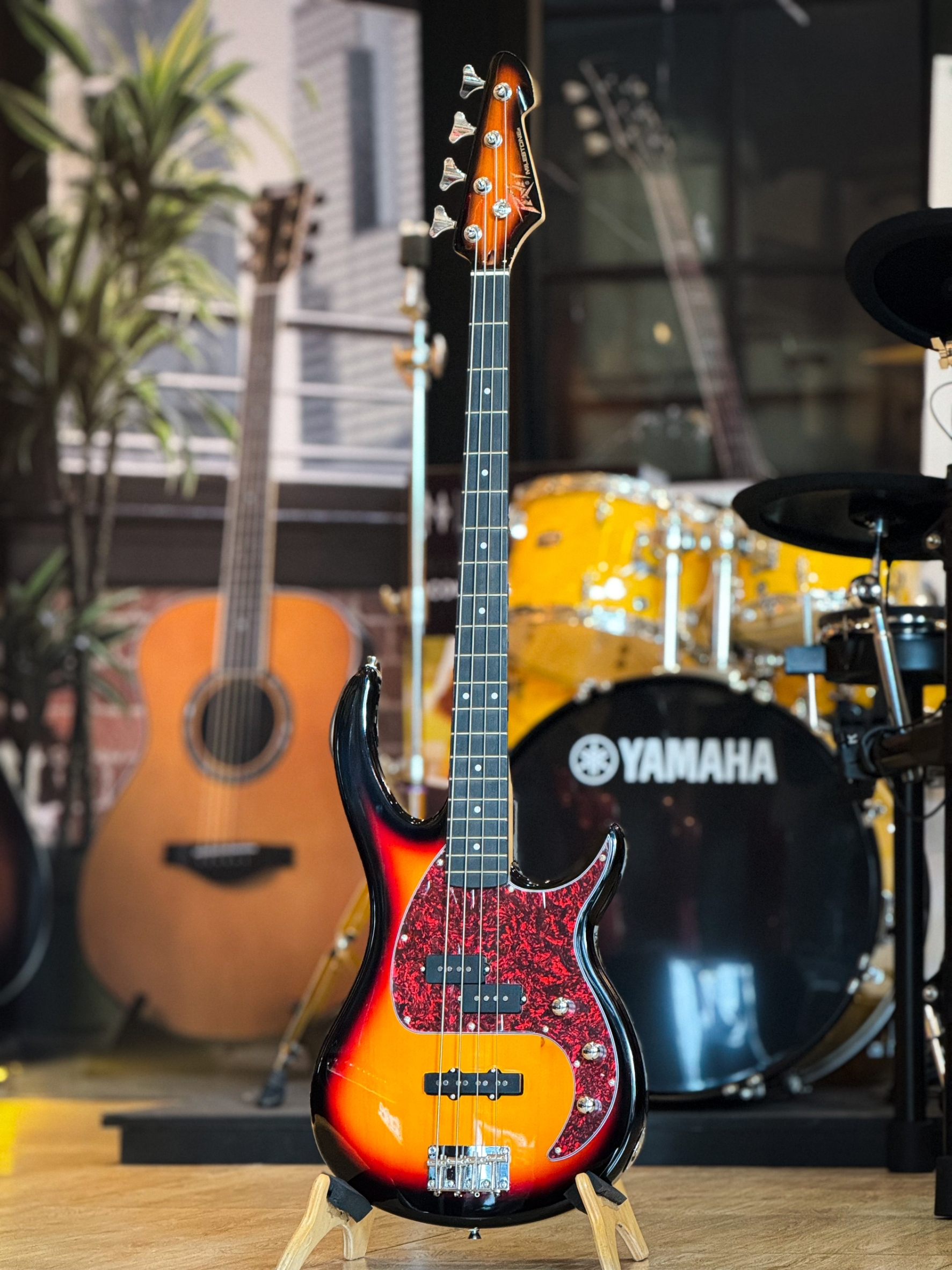 Peavey เบสไฟฟ้า Milestone 4 สาย สีซันเบิร์ส จำนวน 20 เฟรต Bass Guitar ฟรี สายแจ็ค / ปิ๊ก 3 อัน