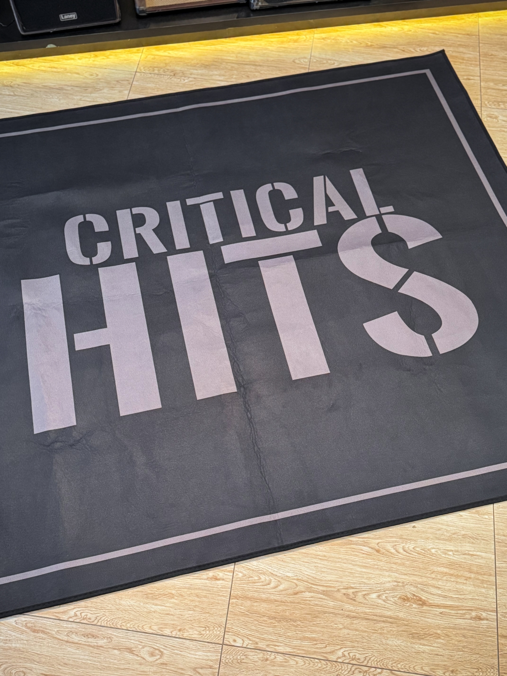 พรมกลอง Critical Hit ขนาด 160 x 200 ซม. มียางใต้พรม ทำให้เวลาตีกลองพรมไม่เลื่อนขยับ ผ้าหนา ม้วนเก็บได้ พรมสีดำ คุณภาพสูง