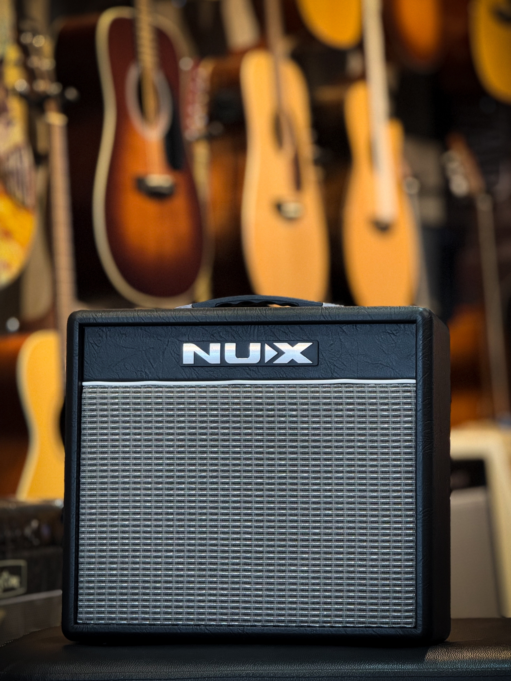 Nux รุ่น Mighty 20 BT MK II มีจูนเนอร์ในตัว / Bluetooth มาพร้อม 18 เอฟเฟ็กต์ในตัว ดอกลำโพงขนาด 10 นิ้ว ต่อหูฟัง ได้