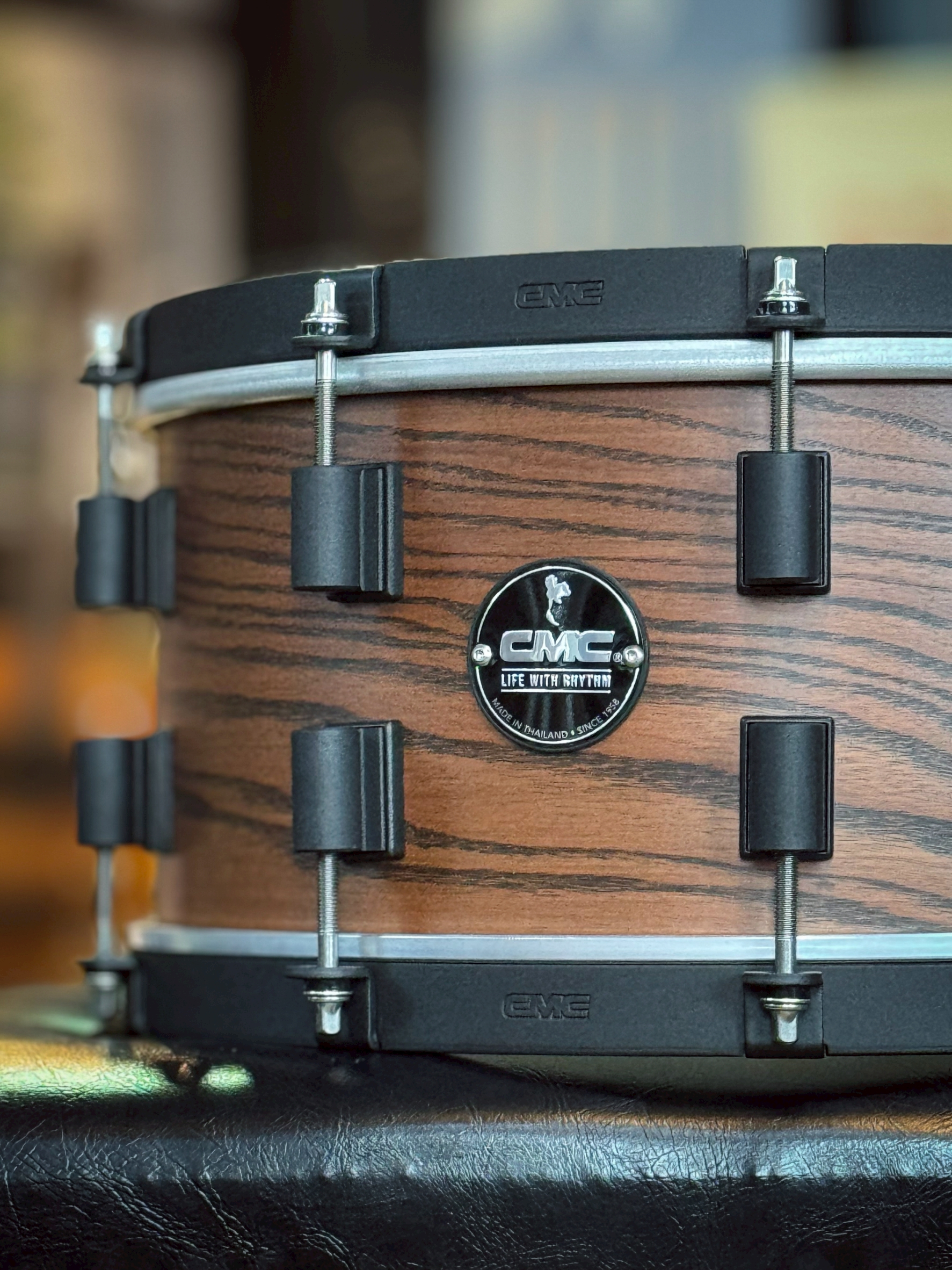 กลองสแนร์ CMC รุ่น Tiger Maple x Ass BRWN (Blacksand Hardware)