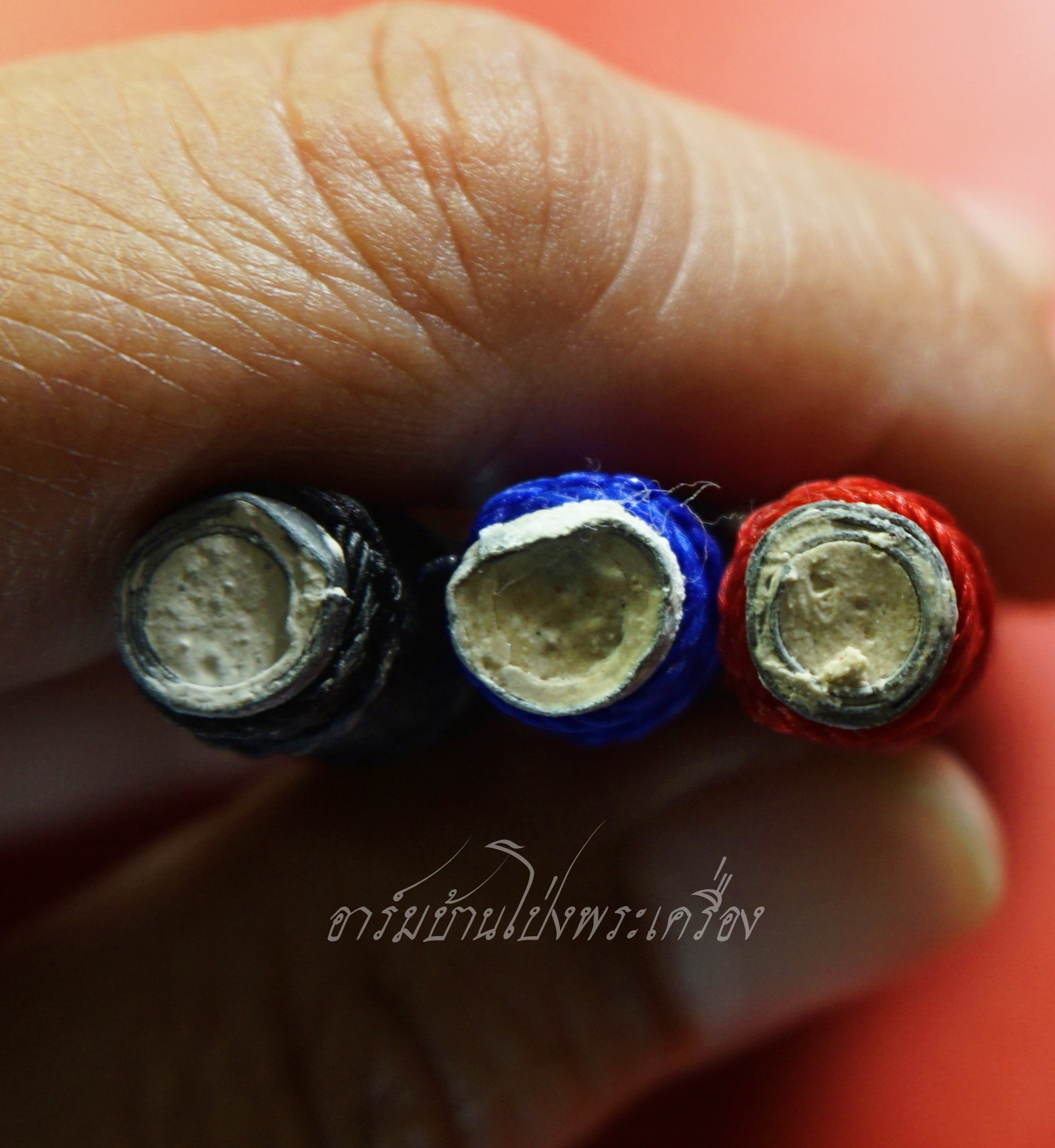 หลวงปู่แผ้ว ปวโร วัดกำแพงแสน ตะกรุดโทน ปี๒๕๕๐ ถักเชือกสีแดง, น้ำเงิน, ดำ ตอกโค๊ต"ผ" เมตตา มหานิยม แคล้วคลาด ปลอดภัย(ชุดที่1)