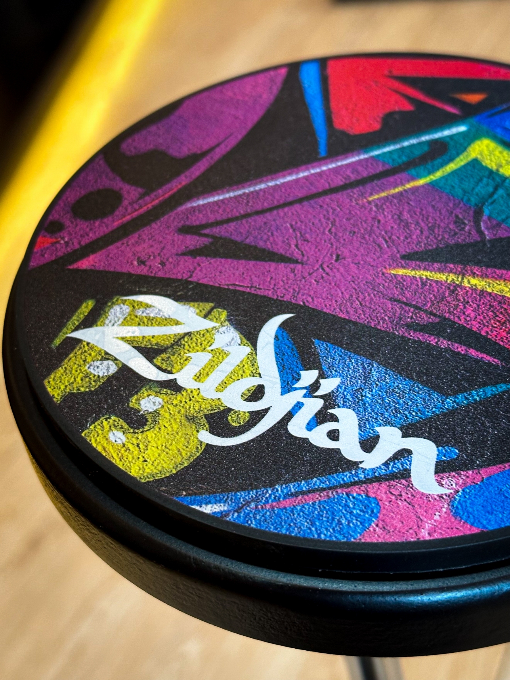 แป้นซ้อมกลอง Zildjian® Graffiti Practice Pad ขนาด 6 นิ้ว (15.24 ซม.) แป้นแบบซิลิโคน ด้านล่างมีฐานกันลื่น พกพาสะดวก