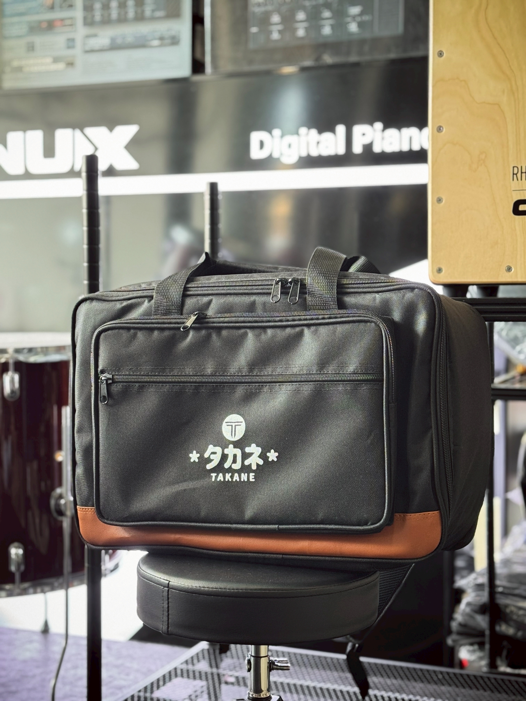 กระเป๋ากระเดื่องTakane สีดำแถบหนังน้ำตาล บุฟองน้ำ 12 มิล กช้ได้ทั้งแบบหิ้วเป้สะพายหลัง ใช้ได้ทั้งคู่เดี่ยว บุฟองน้ำหนา พกพาง่าย