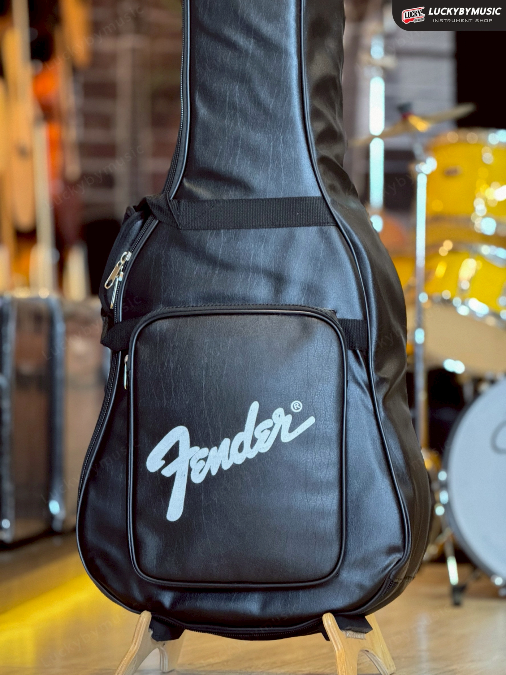 Fender กระเป๋ากีตาร์โปร่ง 41 นิ้ว หนา12มิล สีดำ มีหมอนรองคอ วัสดุกันน้ำ-กันฝุ่น สะพายหลัง/หิ้วได้ มีช่องกระเป๋าบน