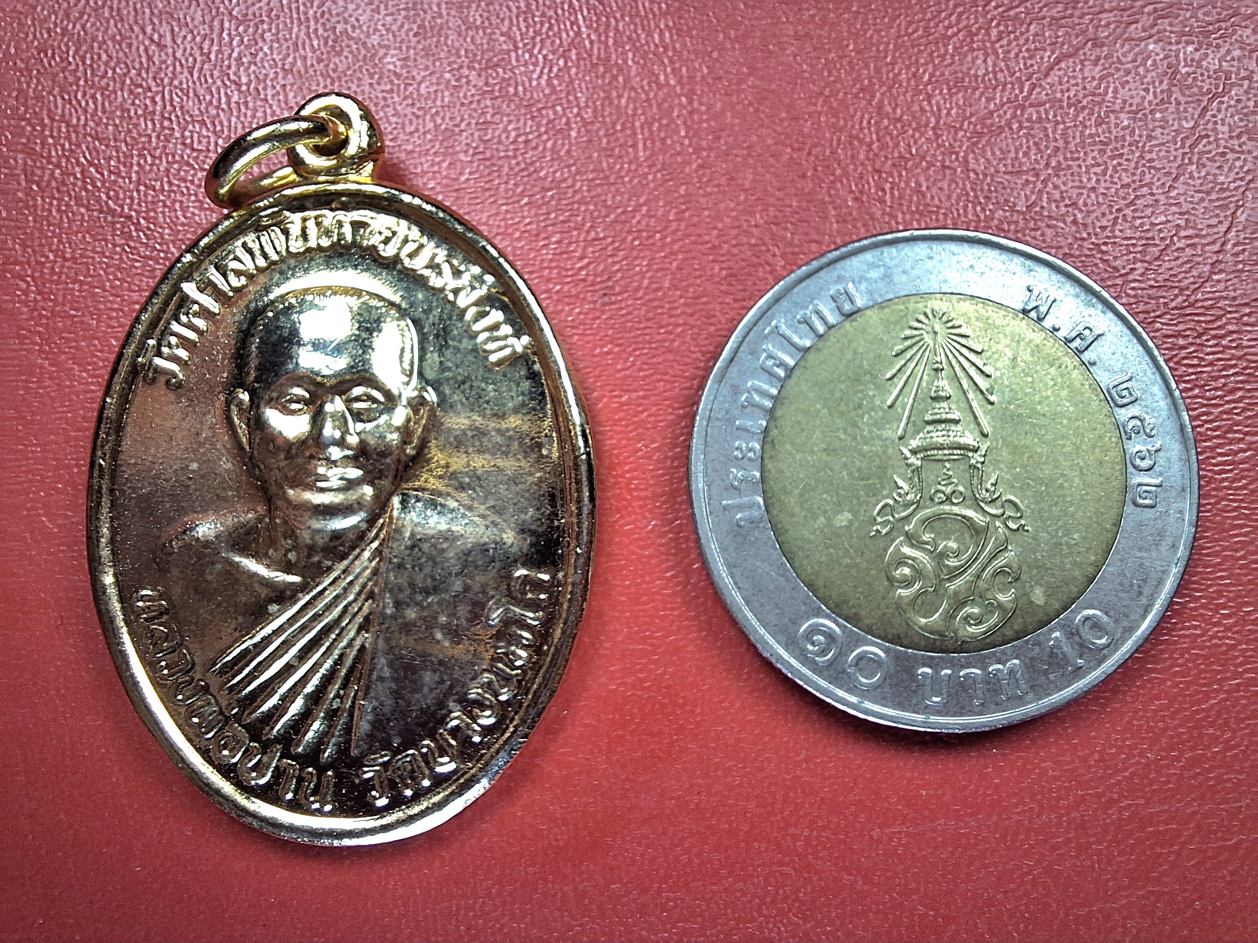 หลวงพ่อปาน วัดบางนมโค ออกวัดศาลพันท้ายนรสิงห์ หลังพระพุทธ ปี๒๕๕๖ เนื้อกะไหล่ทอง(องค์ที่2)