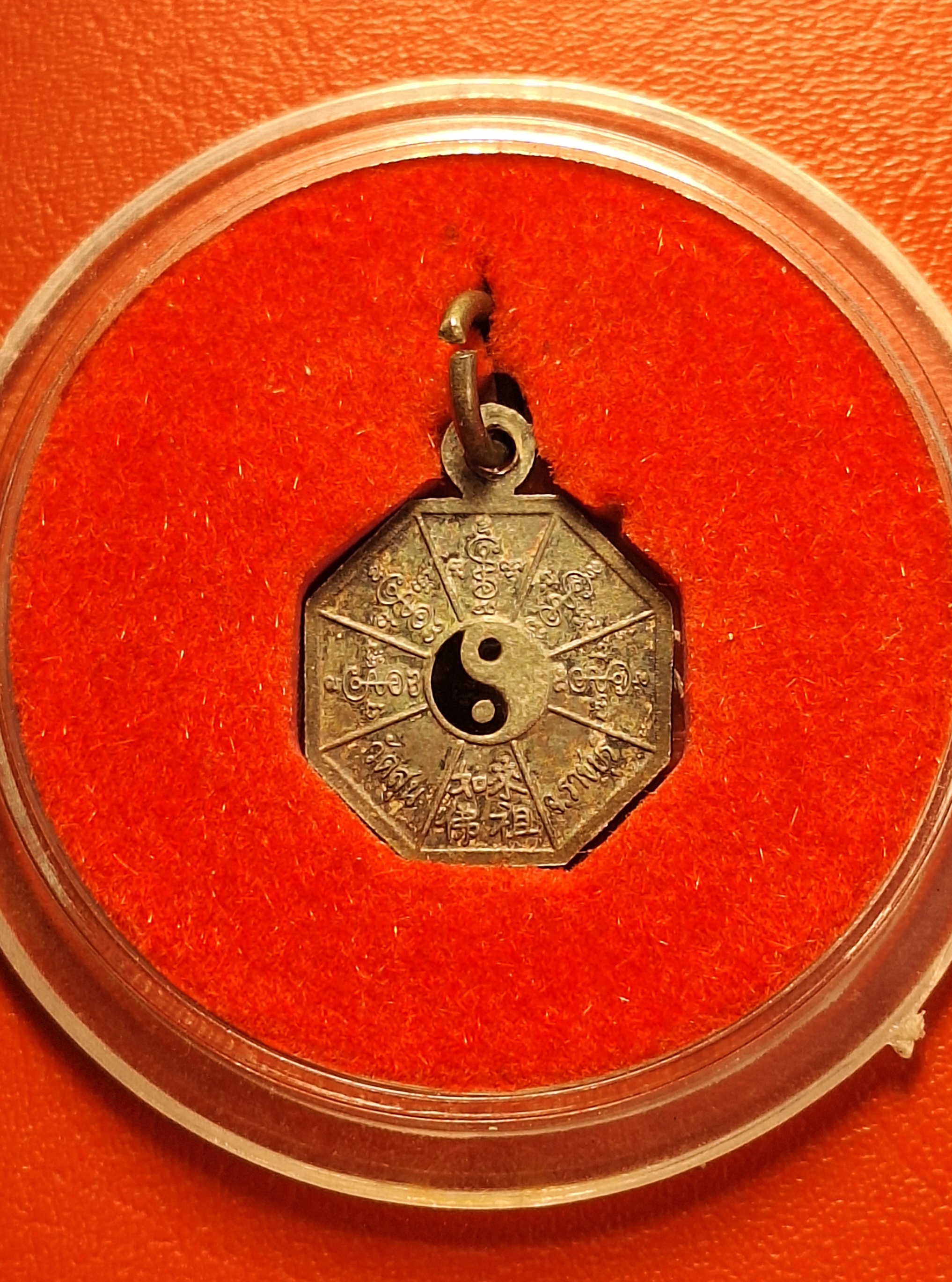 เหรียญยันต์แปดเหลี่ยม(โป๊ยข่วย) พิมพ์เล็ก หลวงพ่อโต วัดราษฎร์เจริญธรรม(วัดสุน) จ.ราชบุรี ปี๒๕๔๘ เนื้อเงินลงยา พร้อมกล่องเดิม(องค์ที่2)