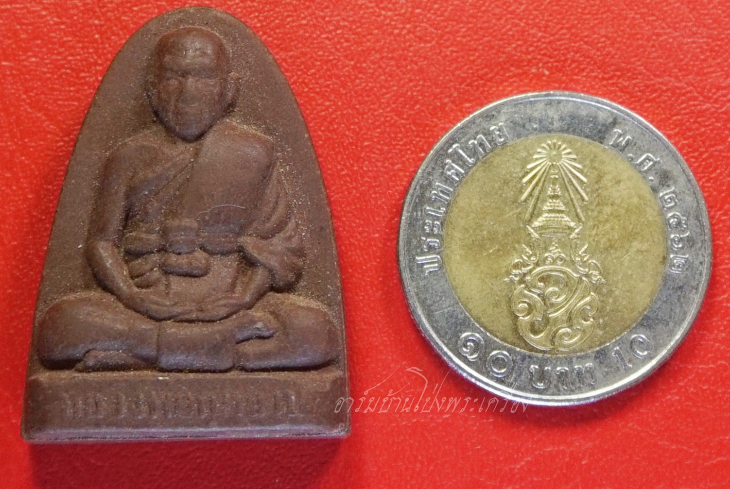 หลวงพ่อกุหลาบ วัดไทรอารีรักษ์ หลังยันต์พระเจ้าห้าพระองค์ พระผงสีน้ำตาล(องค์ที่1)