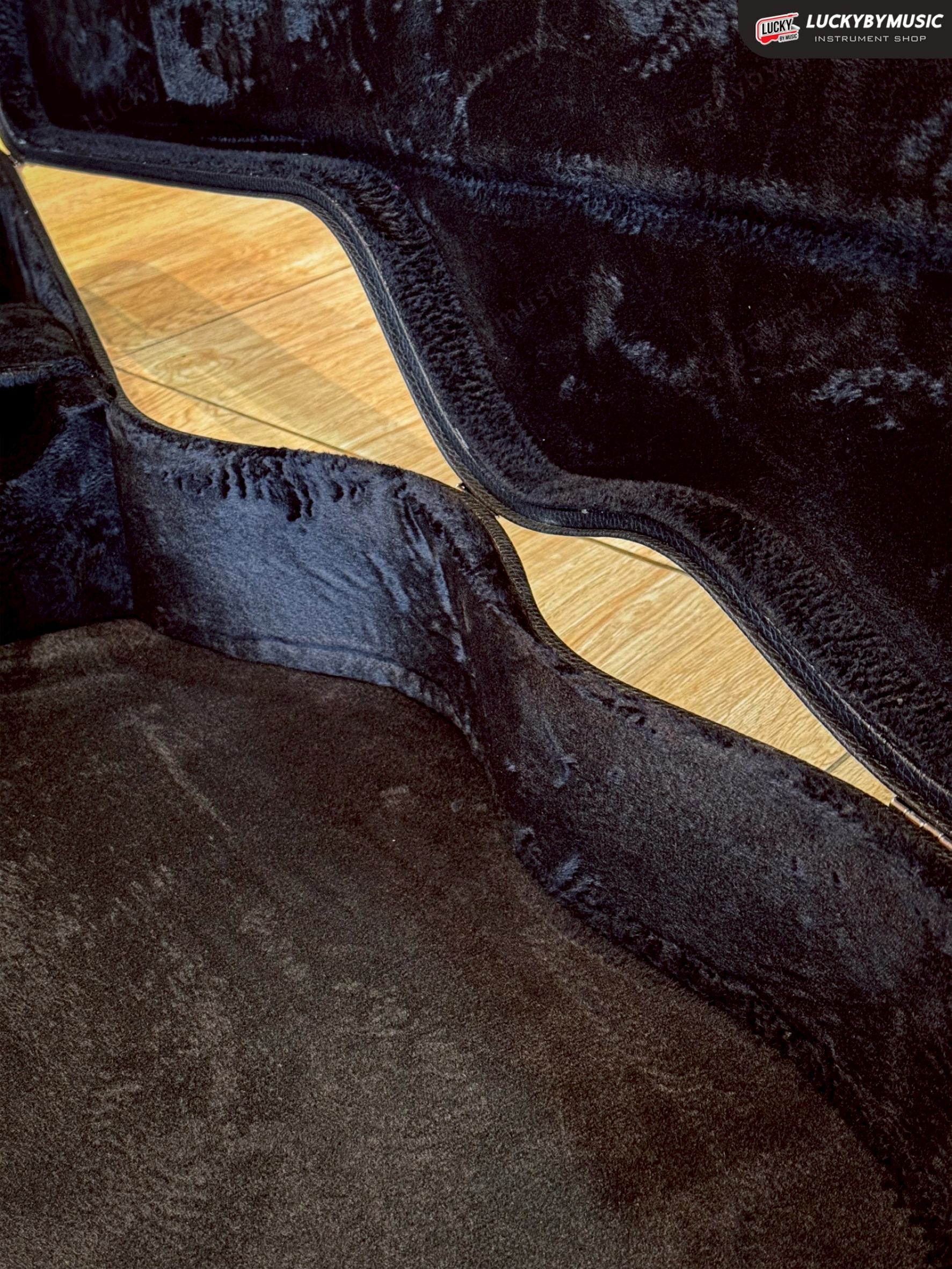 Hard Case ฮาร์ดเคสกีตาร์คลาสสิค ขนาด 40 นิ้ว วัสดุแข็งแรง บุด้านในกำมะหยี่ สีดำ