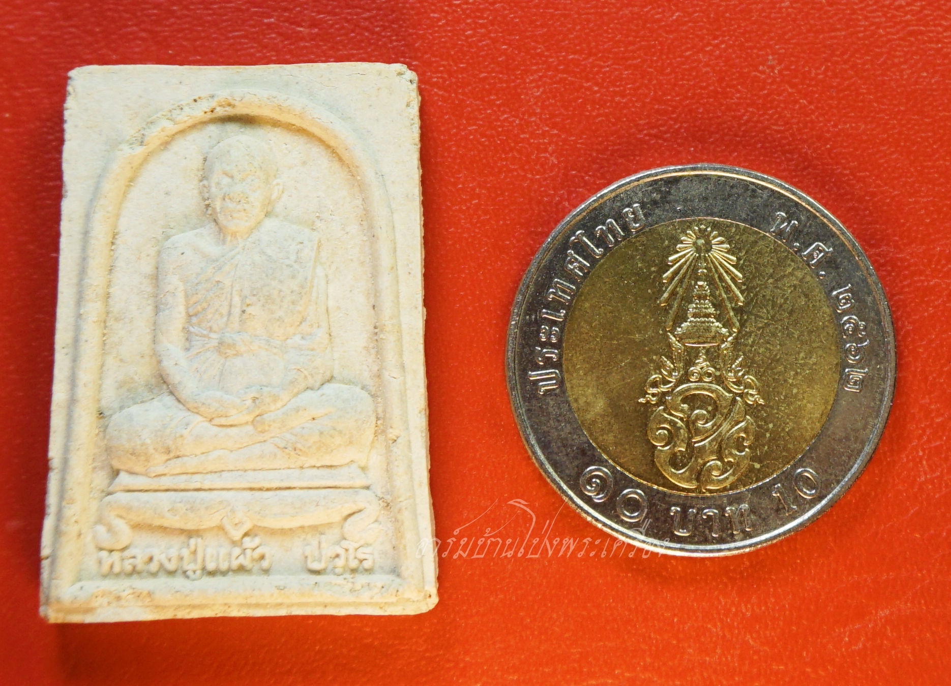 หลวงปู่แผ้ว ปวโร วัดหนองพงนก ที่ฤาฤกษ์ผูกพัทสีมา ปี๒๕๔๗ เนื้อผงนั่งเต็มองค์หลังยันต์(องค์ที่6)