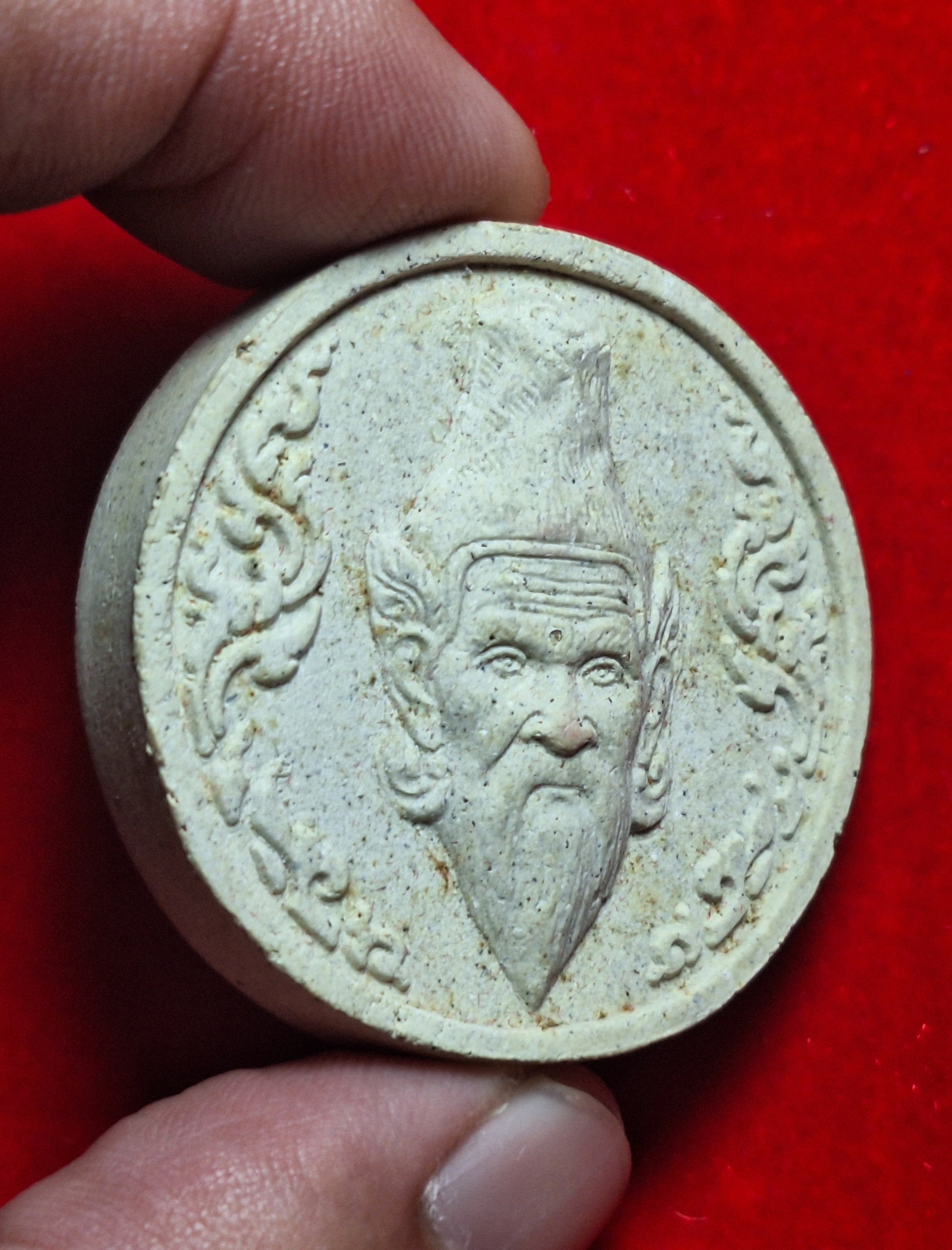 หลวงปู่ต้อย วัดสนามแย้ เศียรพ่อแก่ฤาษีนารอด หลังปู่ฤาษีนารายณ์ รุ่นแรก ปี๒๕๕๓ เนื้อผงพุทธคุณ(องค์ที่3)