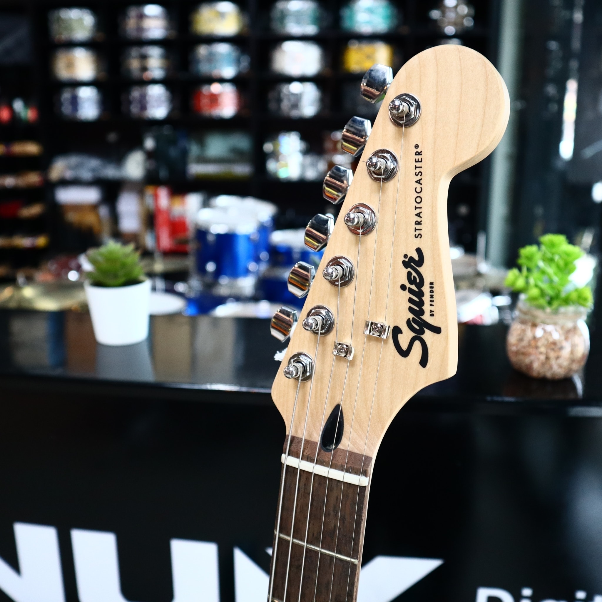 กีต้าร์ไฟฟ้า Squier Bullet SSS สีฟ้า