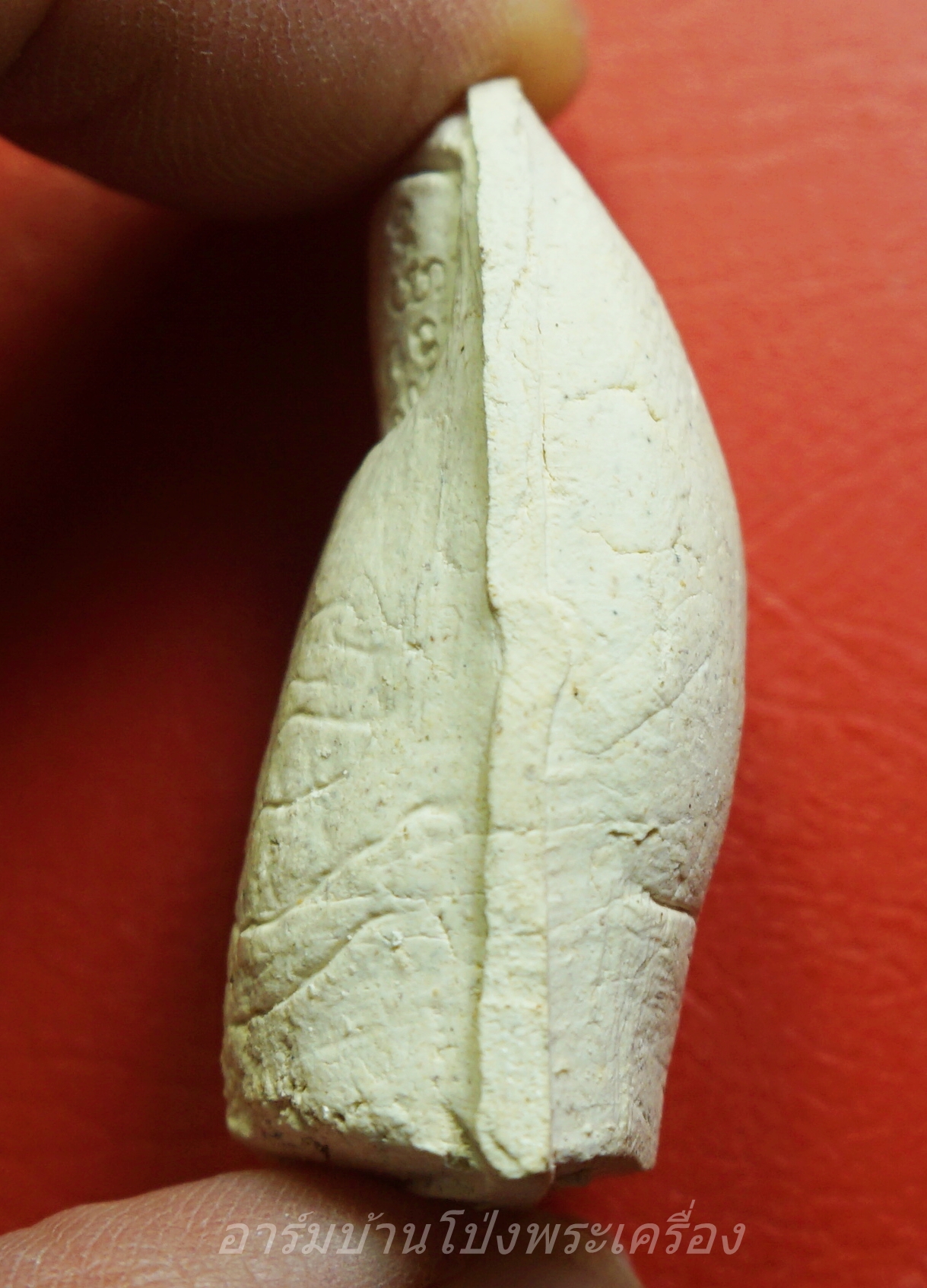 หลวงพ่อคูณ วัดบ้านไร่ นิ้วโป้งจำลอง ลงอักขระยันต์ ปี๒๕๓๖ เนื้อผง(องค์ที่1)