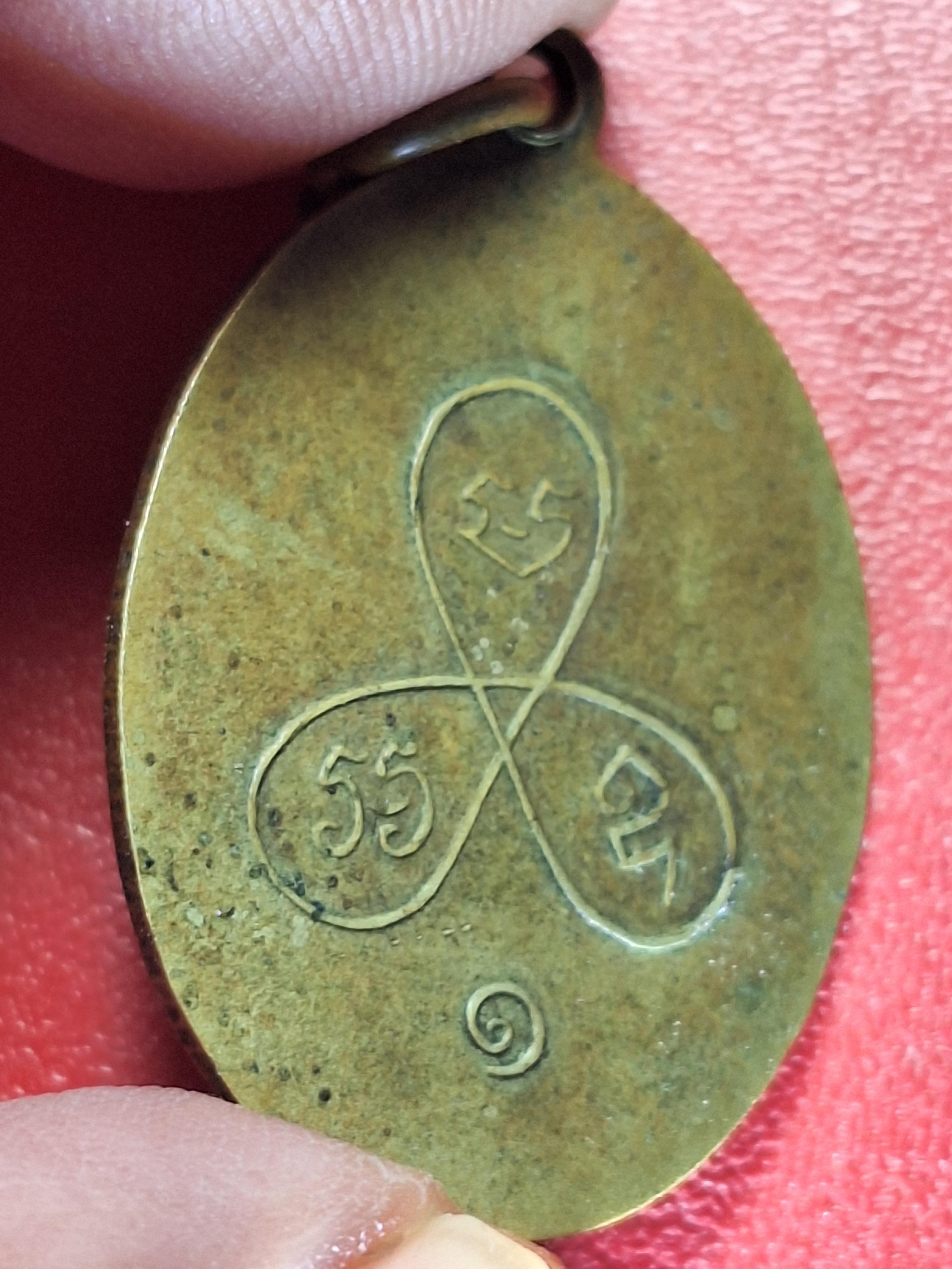 หลวงพ่อหุ่น วัดเจ็ดเสมียน รุ่นแรก เนื้ออัลปาก้า(องค์ที่3)