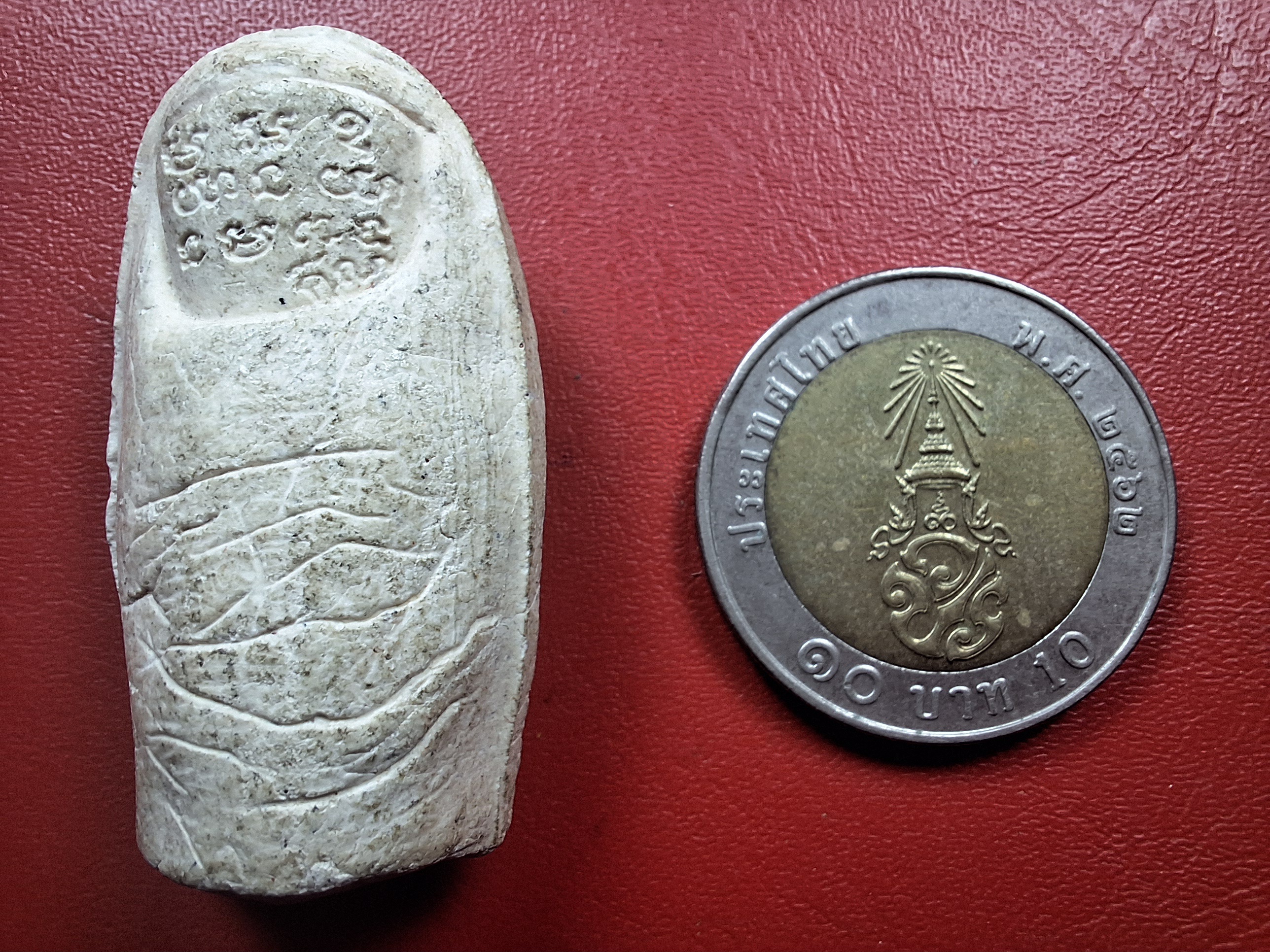 หลวงพ่อคูณ วัดบ้านไร่ นิ้วโป้งจำลอง ลงอักขระยันต์ ปี๒๕๓๖ เนื้อผง(องค์ที่17)