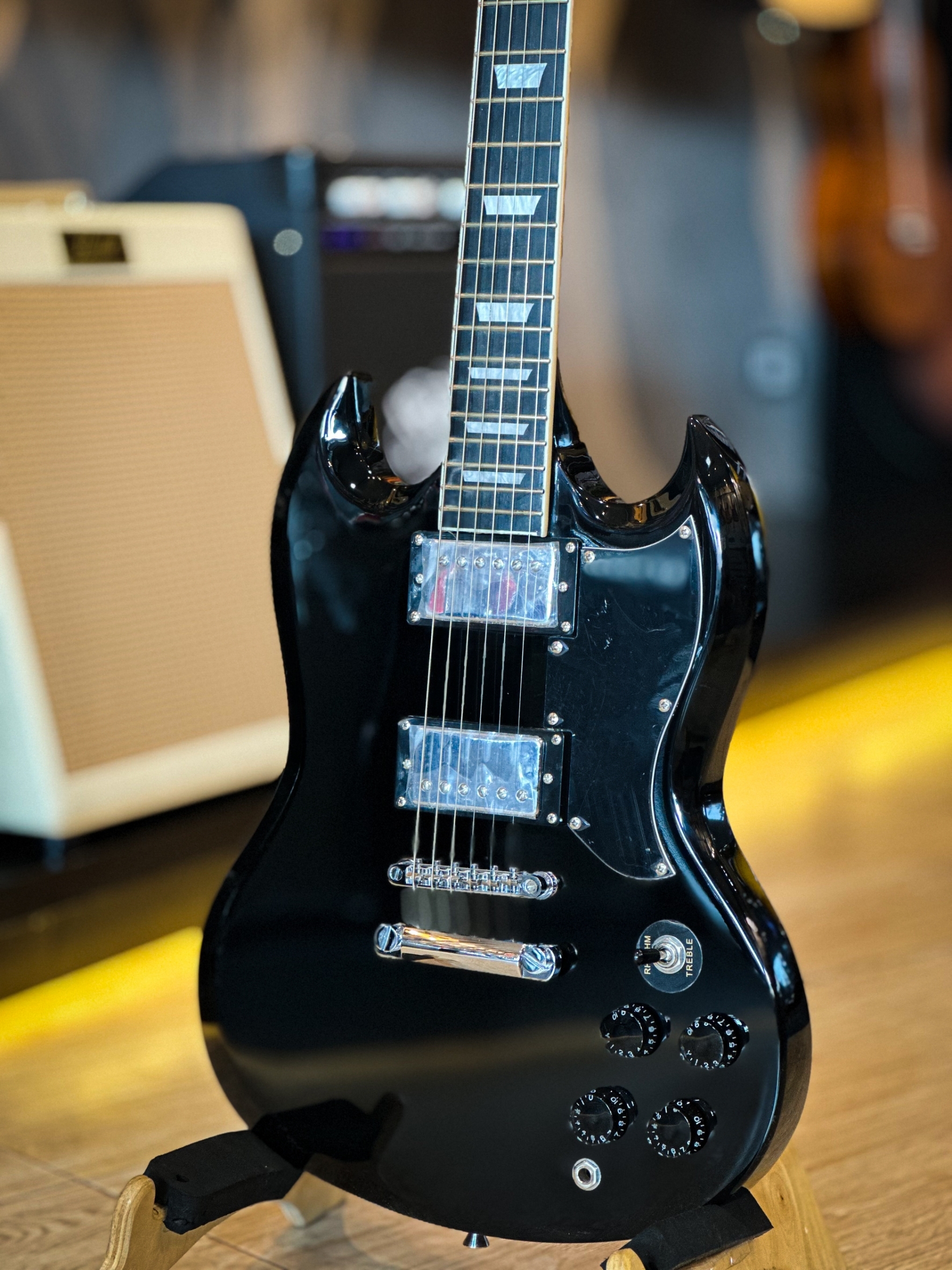 กีต้าร์ไฟฟ้า Siam Music ทรง SG ปิ๊กอัพ HH สีดำ/ไม้ กีตาร์ไฟฟ้า [ กระเป๋า+ปิ๊ก2อัน+สายแจ็ค+ประแจ]