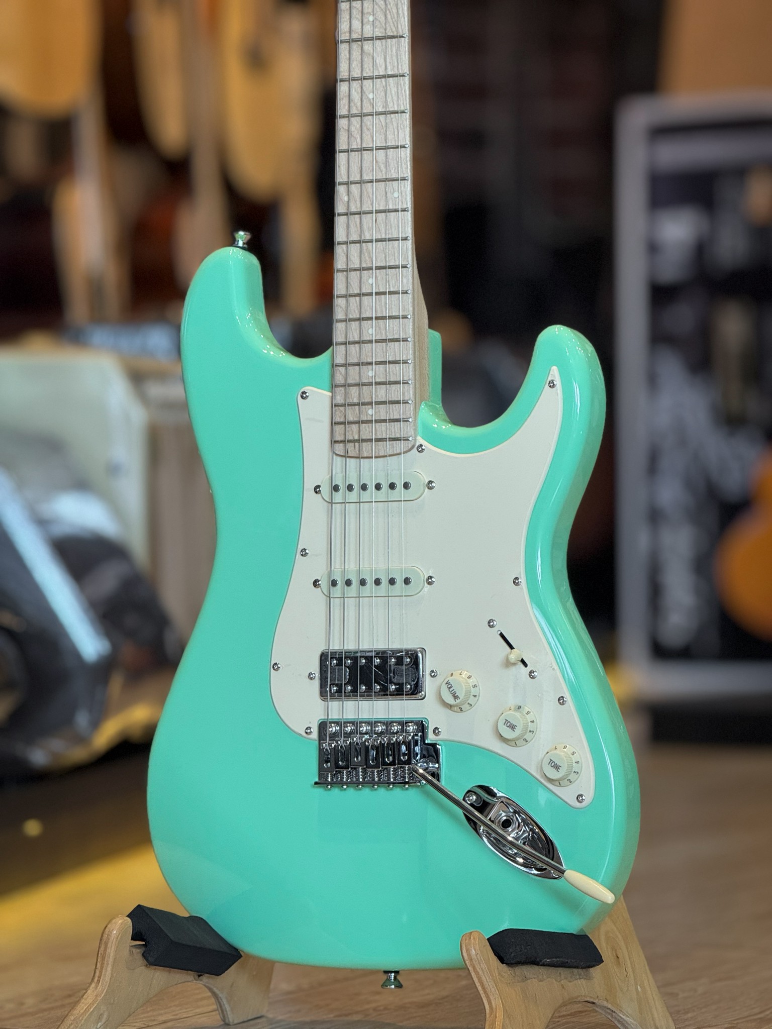 กีต้าร์ไฟฟ้า Century Soft Pale Series HSS สี Melon Mint สีพาสเทล เล่นได้หลายแนว ฟรี สายแจ็ค ปิ๊ก ประแจ