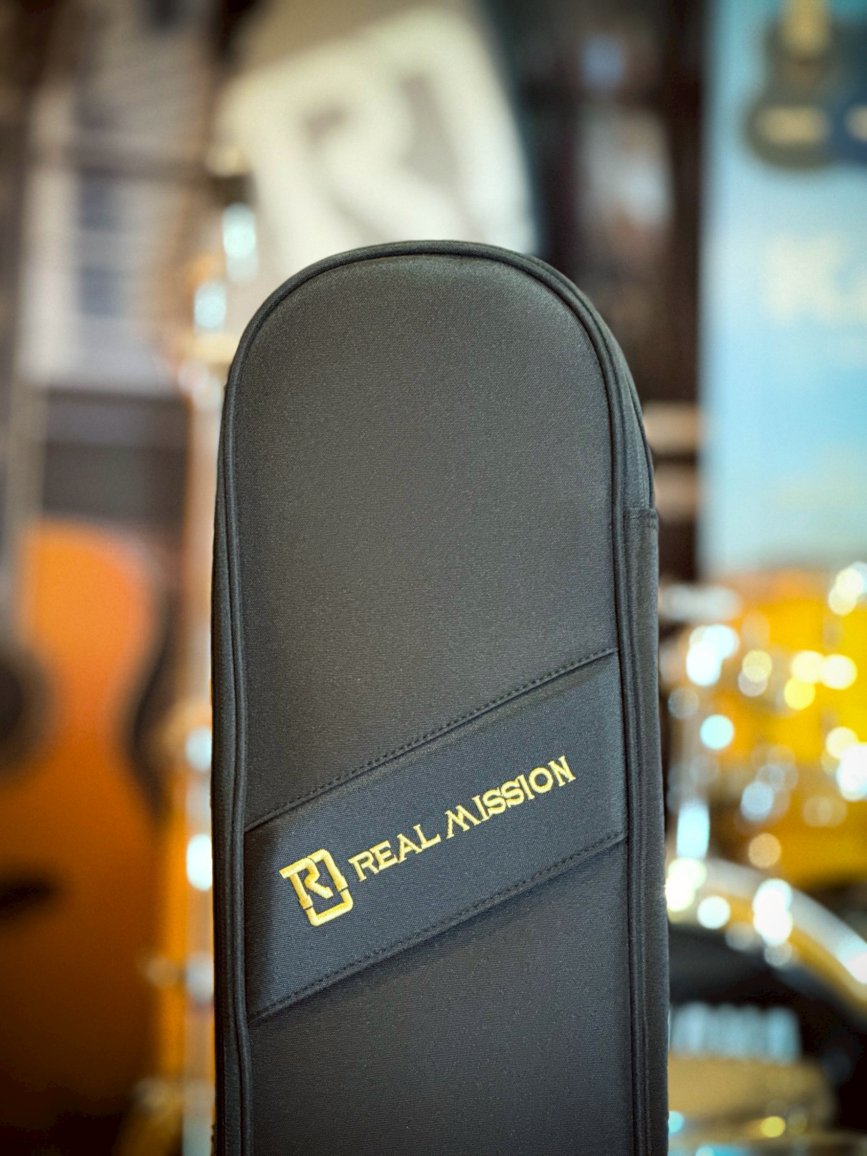 Real Mission สีดำ-ทอง ซอฟเคสกีตาร์ไฟฟ้า Soft Case กระเป๋ากีตาร์ไฟฟ้า ป้องกันการกระแทกได้ดี วัสดุกันน้ำ งานหนามาก
