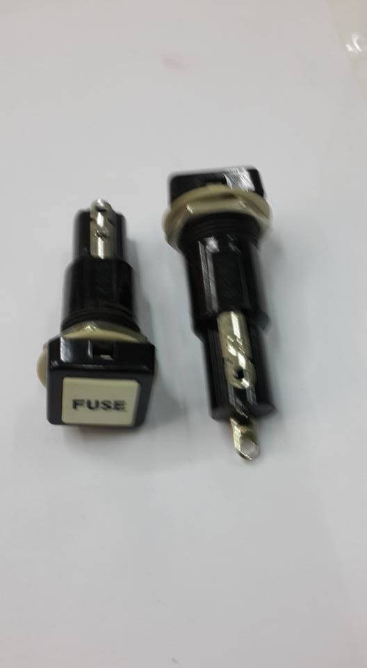 ชาย กระบอกฟิวส์สี่เหลี่ยม สำหรับฟิวส์ใหญ่ 6.3X32mm กระบอกฟิวส์หัวเหลี่ยม กระบอกฟิวส์เหลี่ยม กระบอกฟิวส์ สี่เหลี่ยม ราคา ตัวละ หน่่วย . . . . . . หน่วย บาท