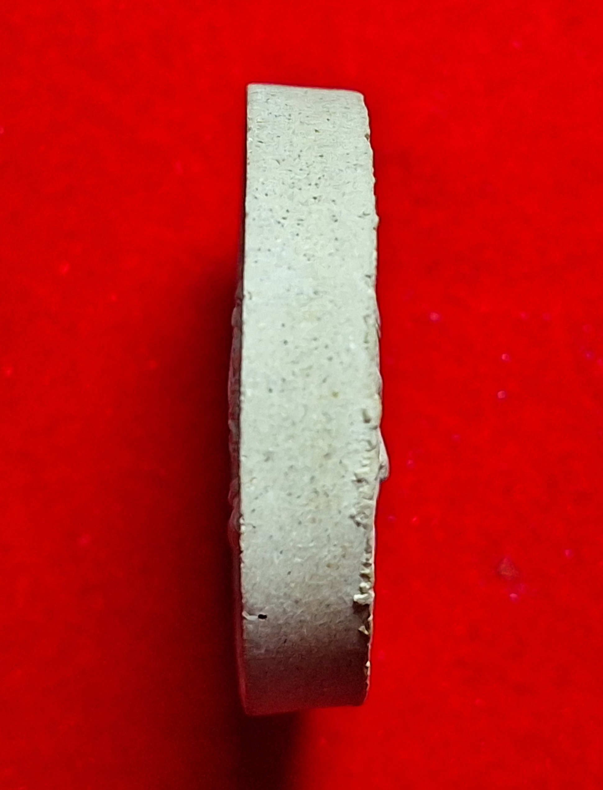 หลวงปู่ต้อย วัดสนามแย้ เศียรพ่อแก่ฤาษีนารอด หลังปู่ฤาษีนารายณ์ รุ่นแรก ปี๒๕๕๓ เนื้อผงพุทธคุณ(องค์ที่3)