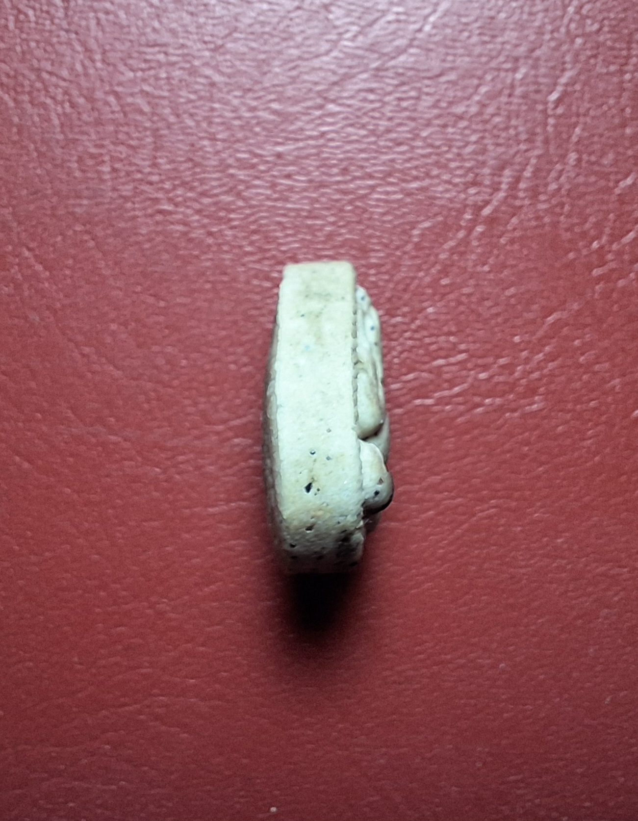 หลวงปู่แผ้ว วัดกำแพงแสน พระผงปิดตาจิ๋ว ออกงานปิดทอง ปี๒๕๕๐ เนื้อผงสีขาว ฝังตะกรุด(องค์ที่5)