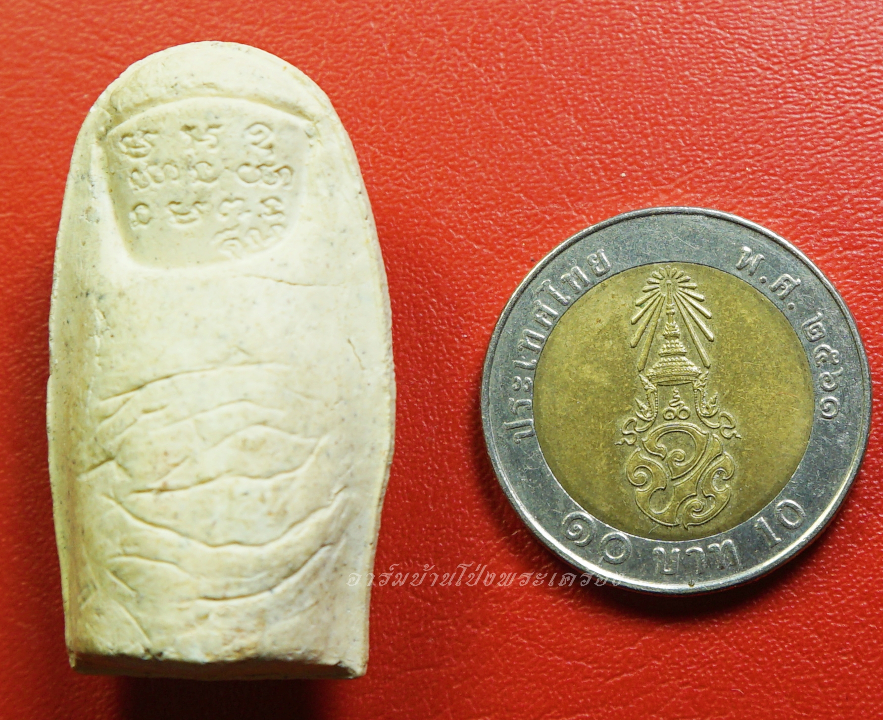 หลวงพ่อคูณ วัดบ้านไร่ นิ้วโป้งจำลอง ลงอักขระยันต์ ปี๒๕๓๖ เนื้อผง(องค์ที่4)