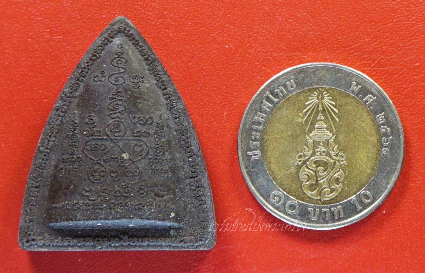 ผานไถ เนื้อผงสีดำ รุ่นรวยพระพุทธคุณ เมตตาบารมี หลวงพ่อทองกลึง วัดเจดีย์หอย จ.ปทุมธานี และหลวงพ่อชื่น วัดในปราบ ปี๒๕๕๑ กดโค๊ดหอยสังข์(องค์ที่2)