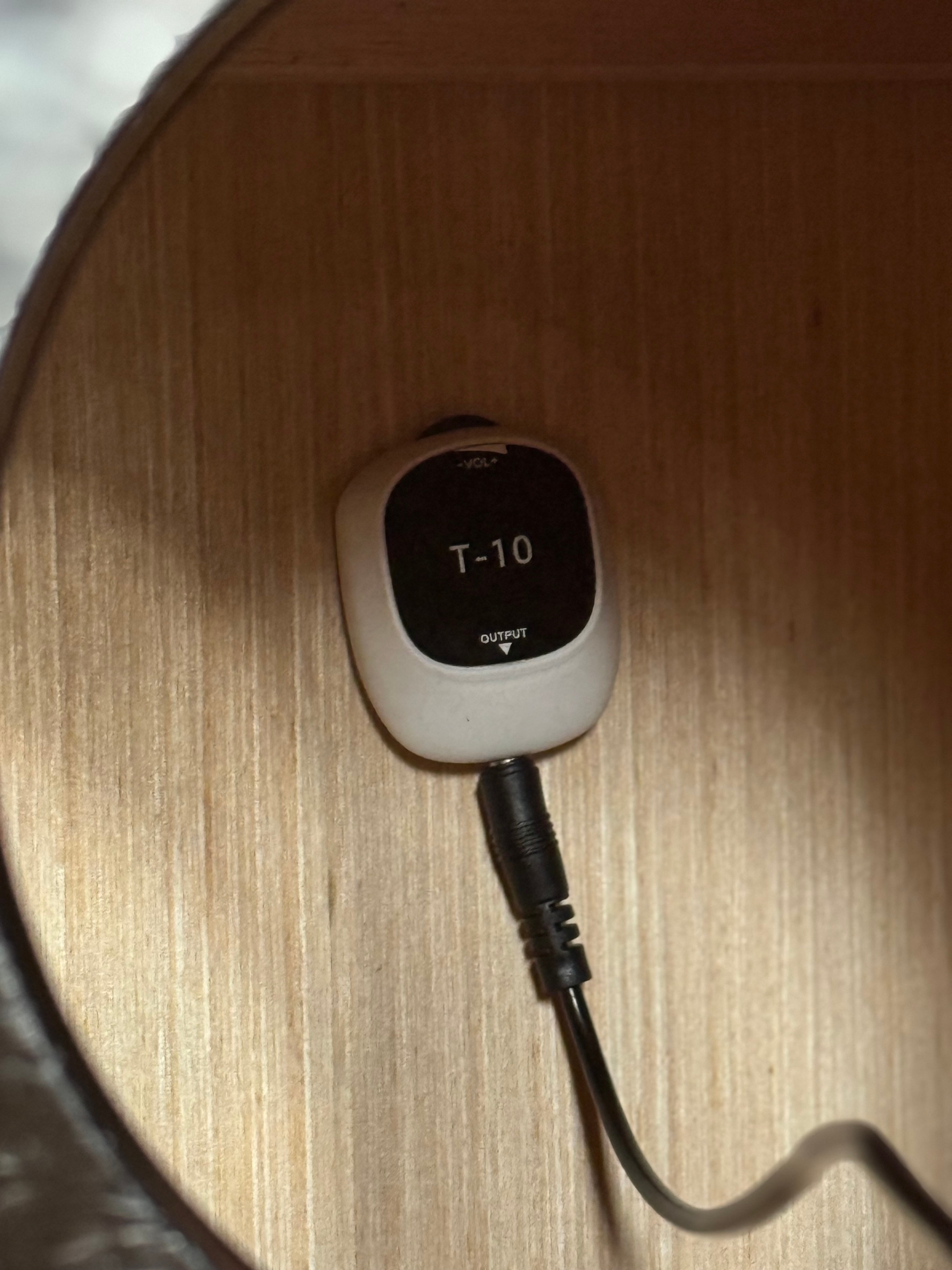 T-10 ปิ๊กอัพอเนกประสงค์ ใช้ได้ทั้ง กีตาร์ คาฮอง อูคูเลเล่ ไวโอลิน ฯลฯ ติดตั้งง่าย ไม่เจาะบอดี้ ใช้งานสะดวก มีปุ่มสำหรับปรับ Volume