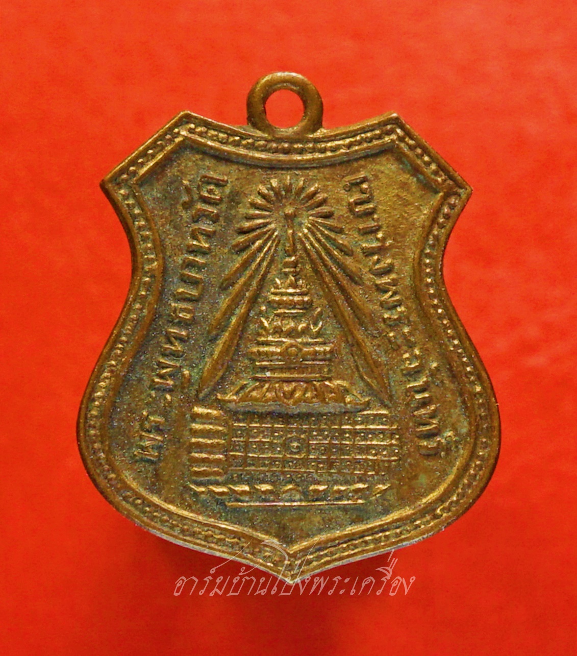 พระพุทธบาท วัดเขาวงพระจันทร์ ด้านหลัง หลวงพ่อขุน ( พระราชวรรณเวที ) เจ้าคณะจังหวัดลพบุรี ปี พ.ศ.๒๕๑๒ เนื้อกะไหล่ทอง(องค์ที่1)