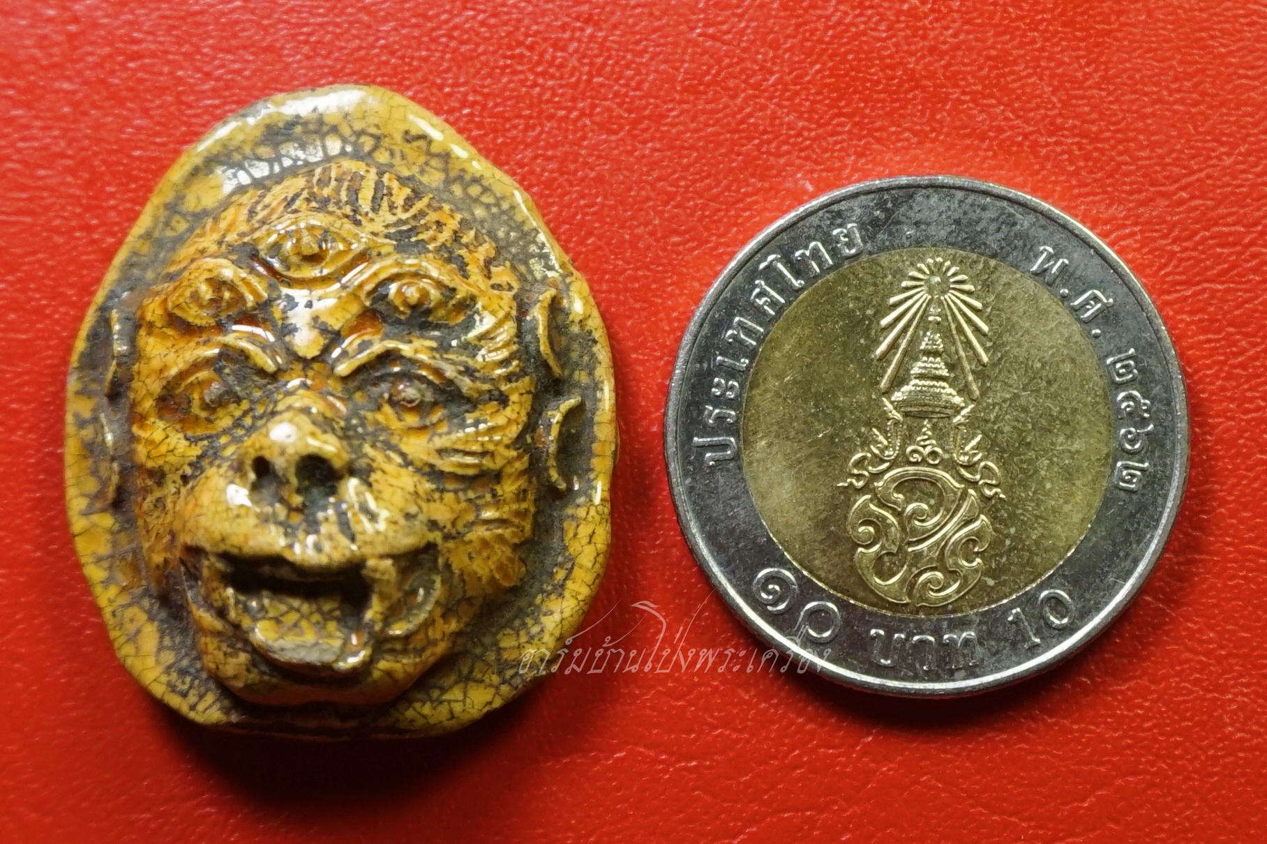 หน้ากากสี่หูห้าตา (พระอินทร์จำแลง) เนื้อกระเบื้องเคลือบ สุดยอดเครื่องรางแห่งโชคลาภของล้านนา มีกินมีใช้ ไม่มีอด ไม่มีจน ป้องกันอันตรายต่างๆ เป็นสิริมงคลแก่ผู้บูชา(องค์ที่1)