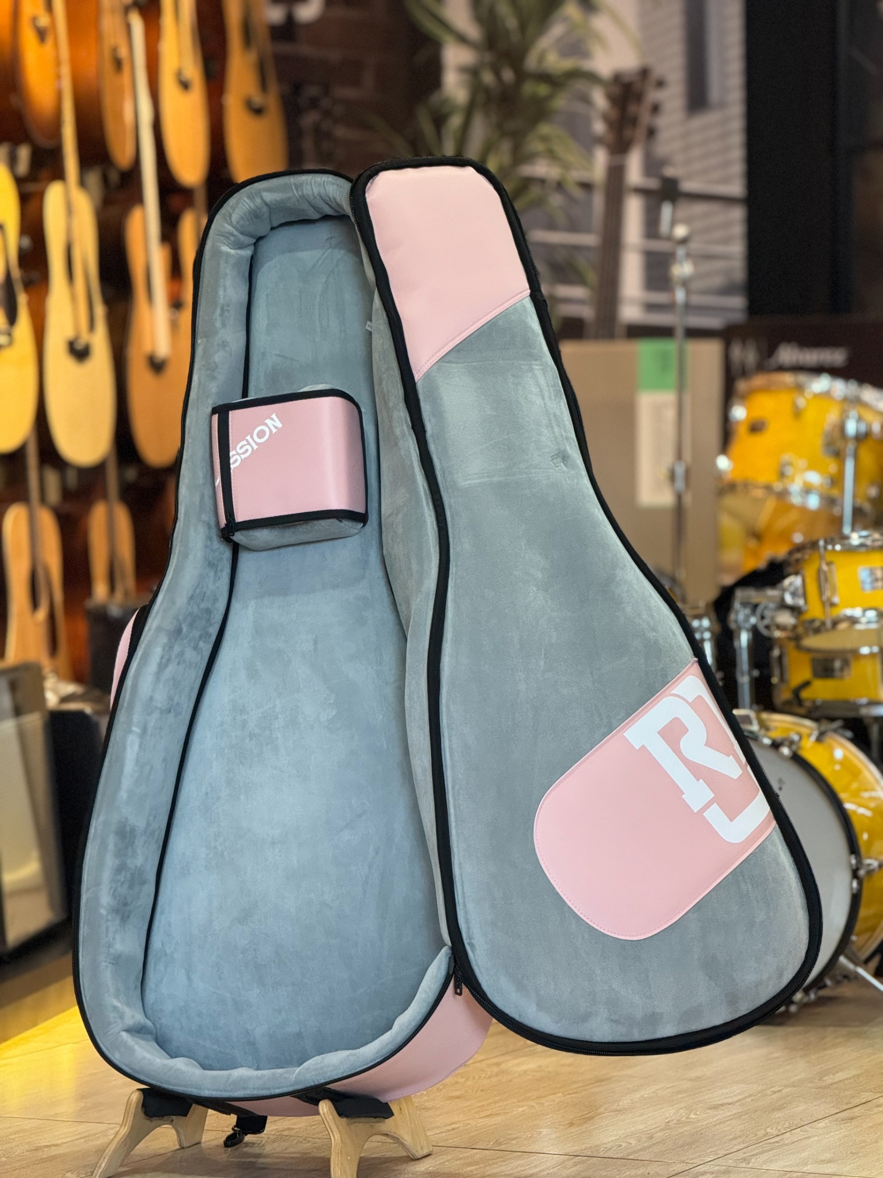 Real Mission ซอฟเคสกีตาร์โปร่ง เขียว/ชมพู รุ่นผ้า ขนาด 41 นิ้ว กระเป๋ากีตาร์โปร่ง ป้องกันการกระแทกได้ดี วัสดุกันน้ำ